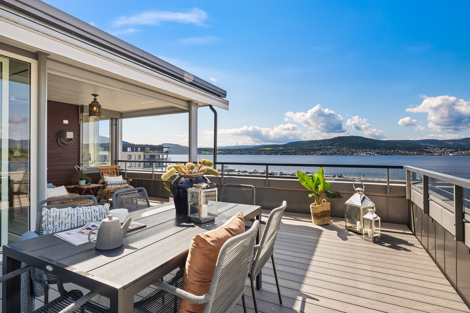 Her kan man nyte sene sommerkvelder og med god plass til gjester Galleribilde