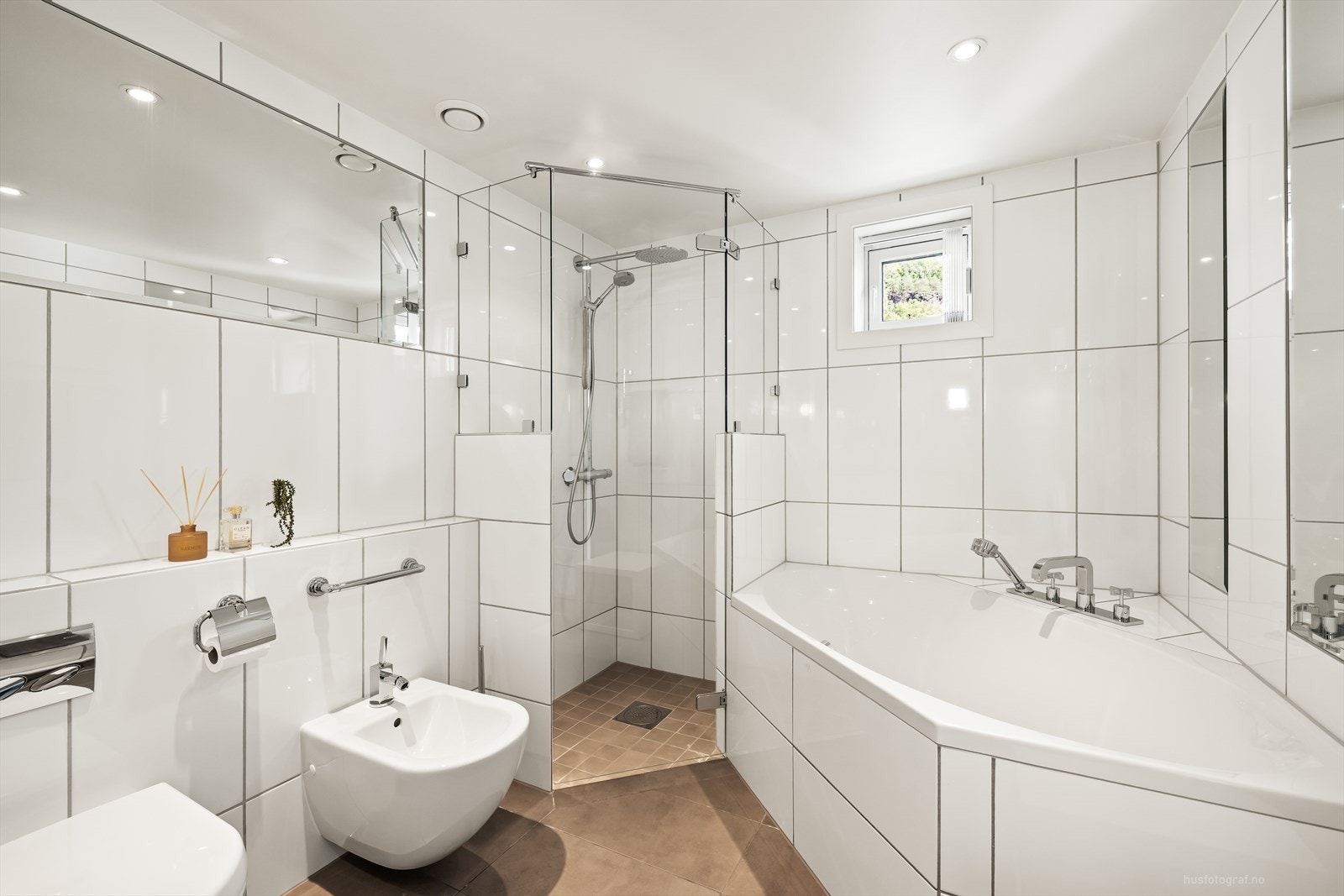 Innredet med dobbel vask i innredninga, vegghengt klosett, dusjnisje og badekar Galleribilde