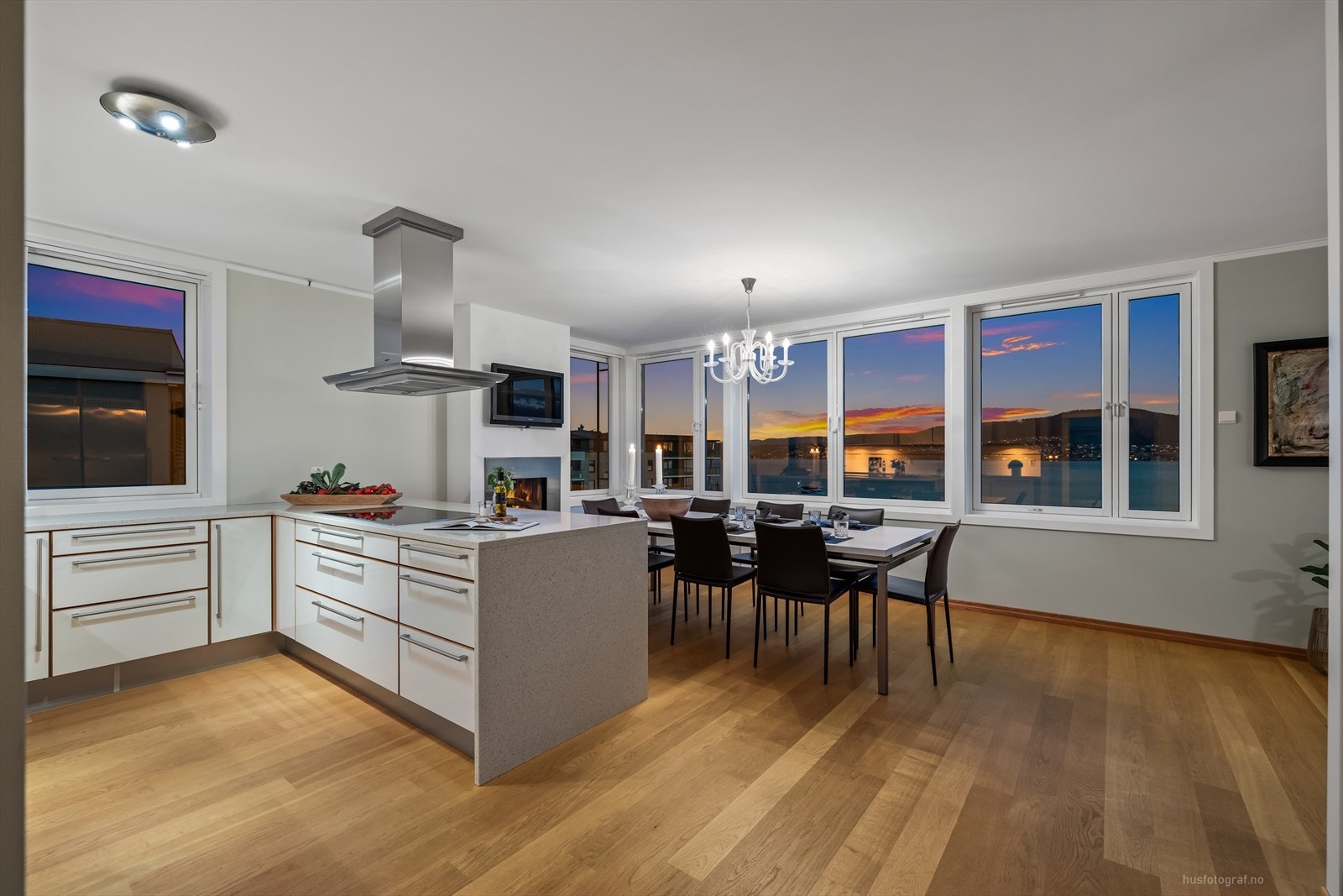 Kjøkkenet er stilrent med innredning fra HTH og eksklusiv benkeplate i stein/granitt Galleribilde