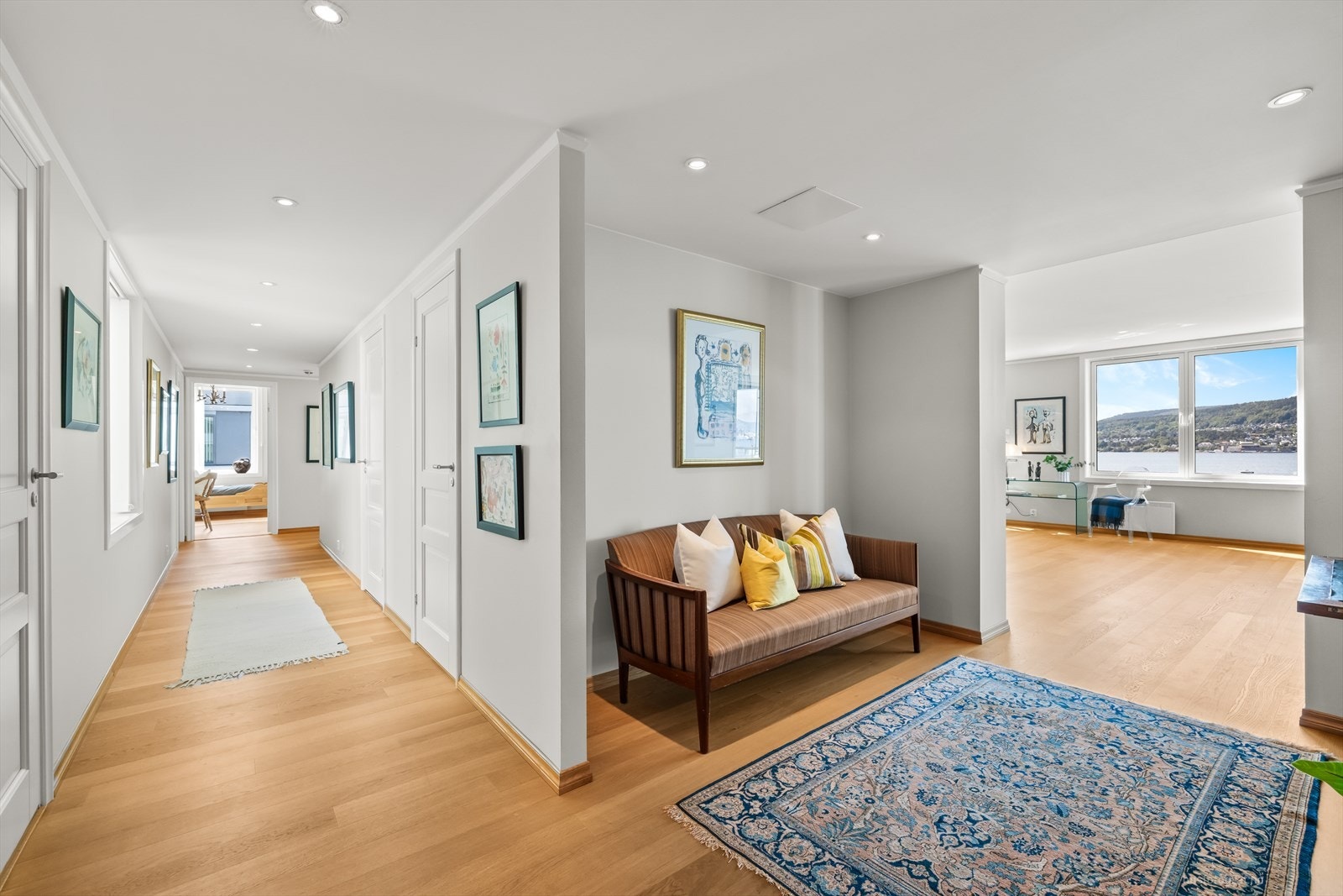 Det er meget romslig og lys hall Galleribilde