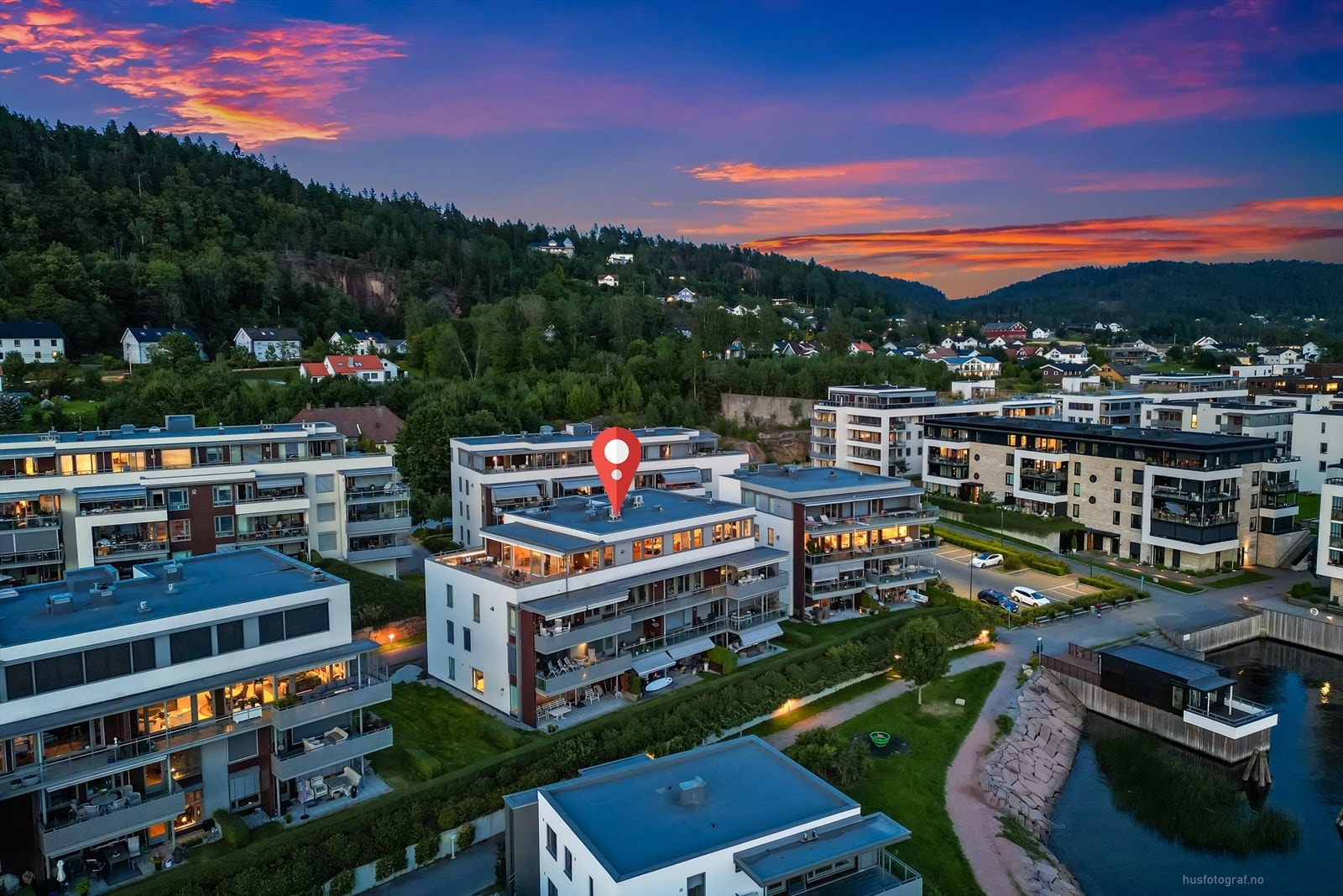 Leiligheten ligger alene på toppen av bygget med vidstrakt utsikt Galleribilde