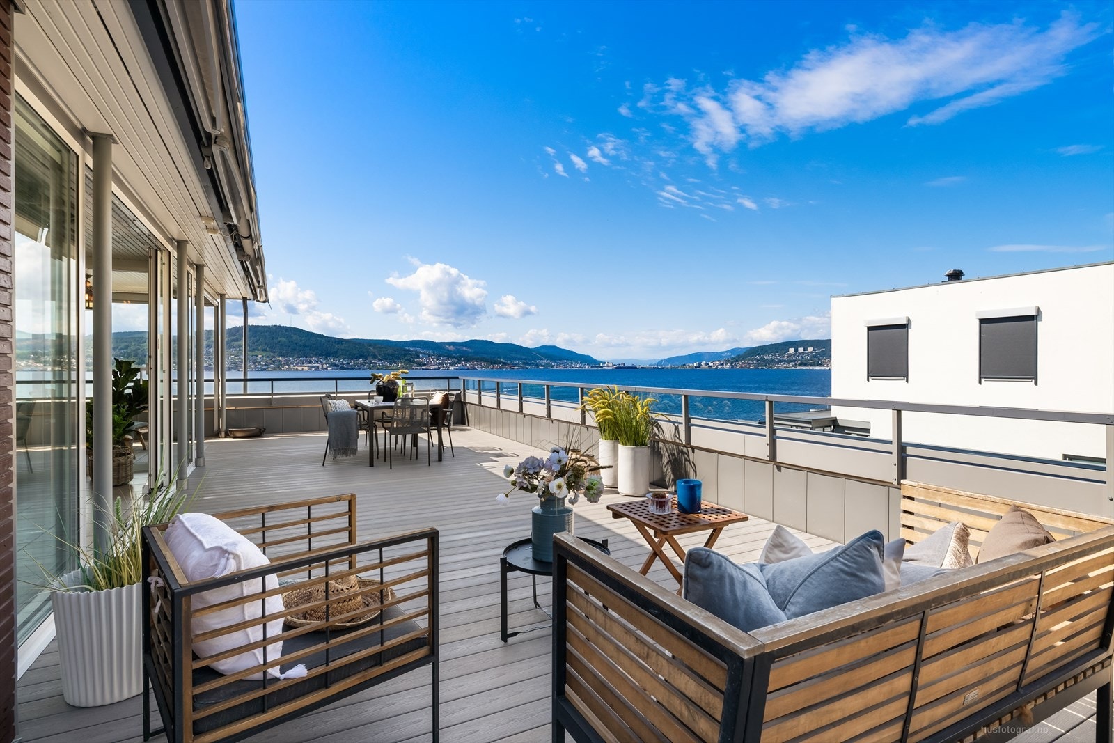 Terrassen er svært romslig og har i 2025 fått nytt dekke belagt med vedlikeholdsvennlig komposittgulv Galleribilde