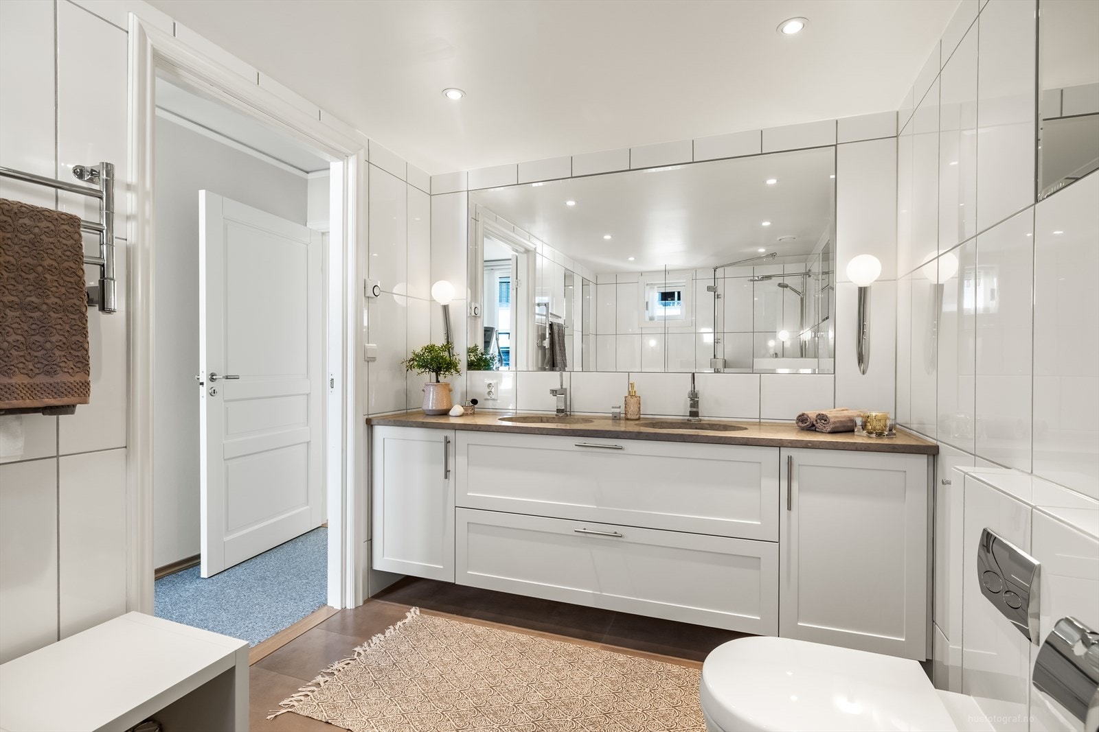 Delikat flislagt bad med varmekabler og downlights Galleribilde