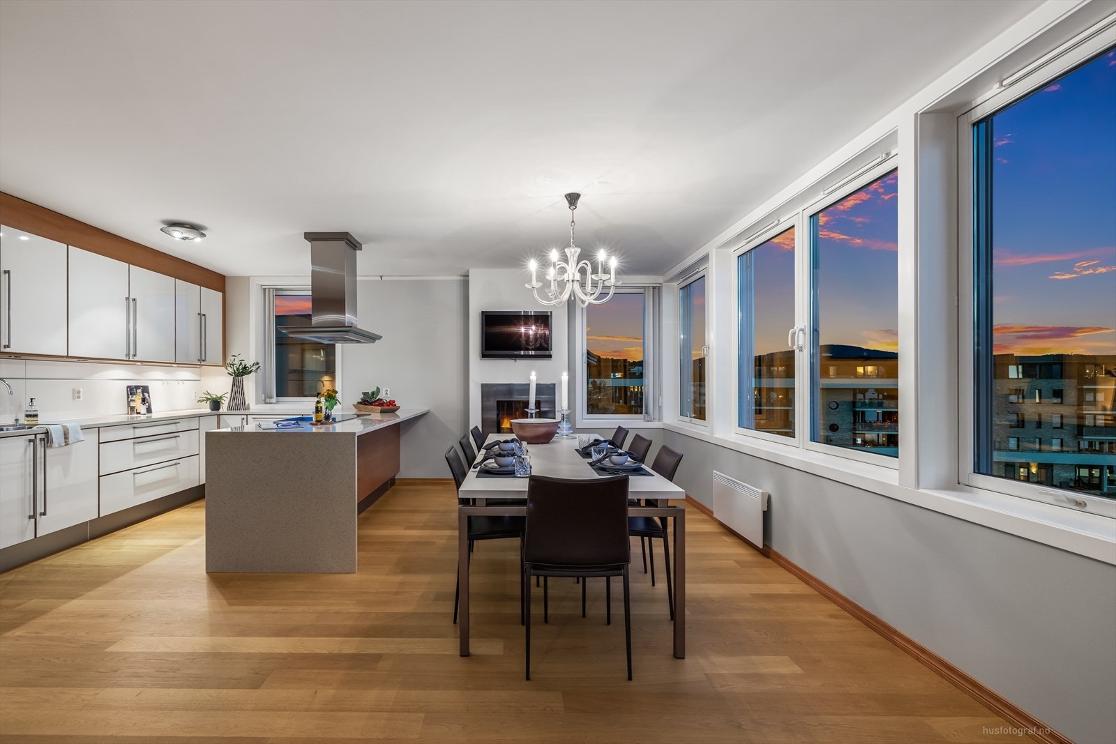 Meget romslig og sosialt kjøkken Galleribilde