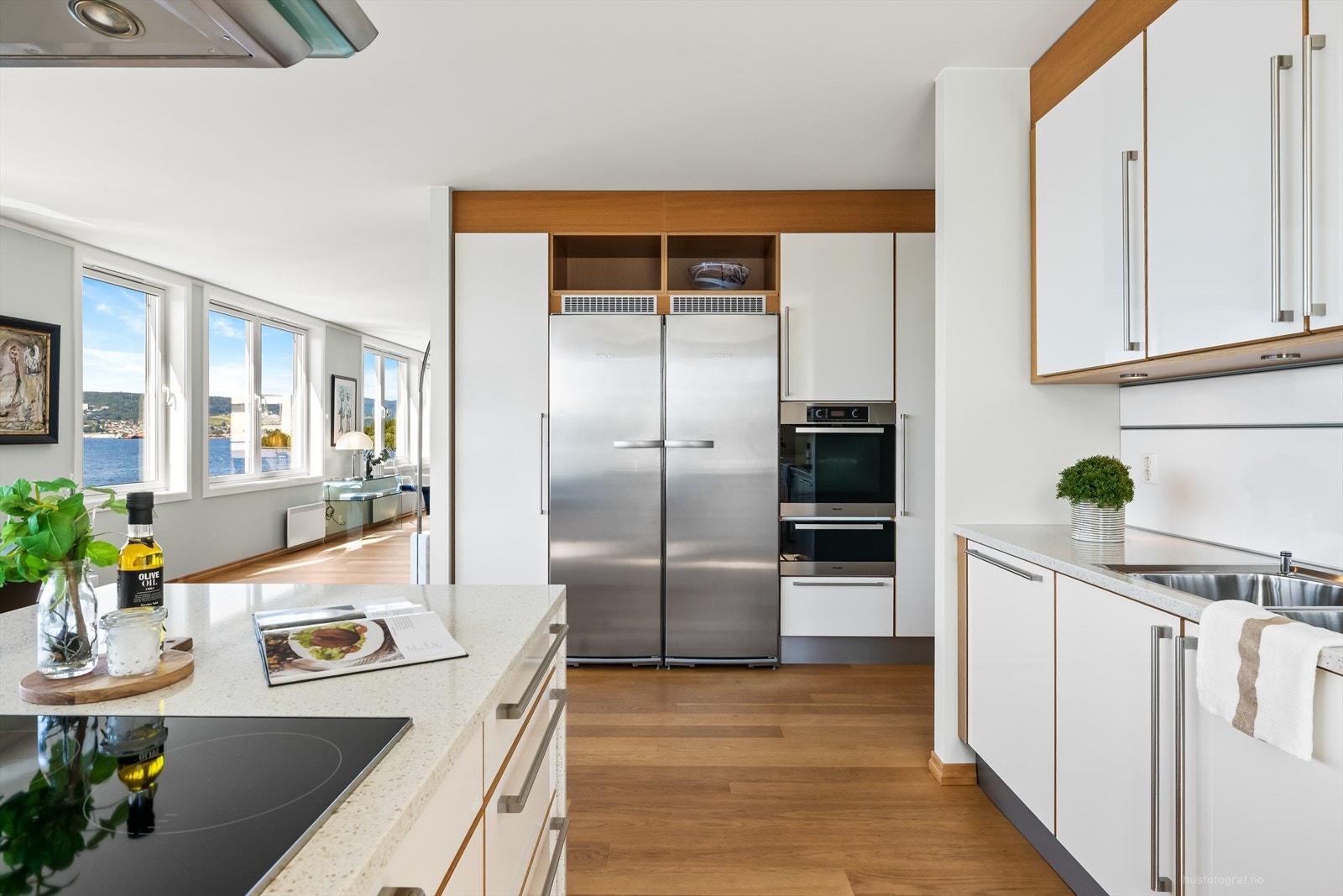 Kjøkkenet er godt utstyrt med hvitevarer Galleribilde