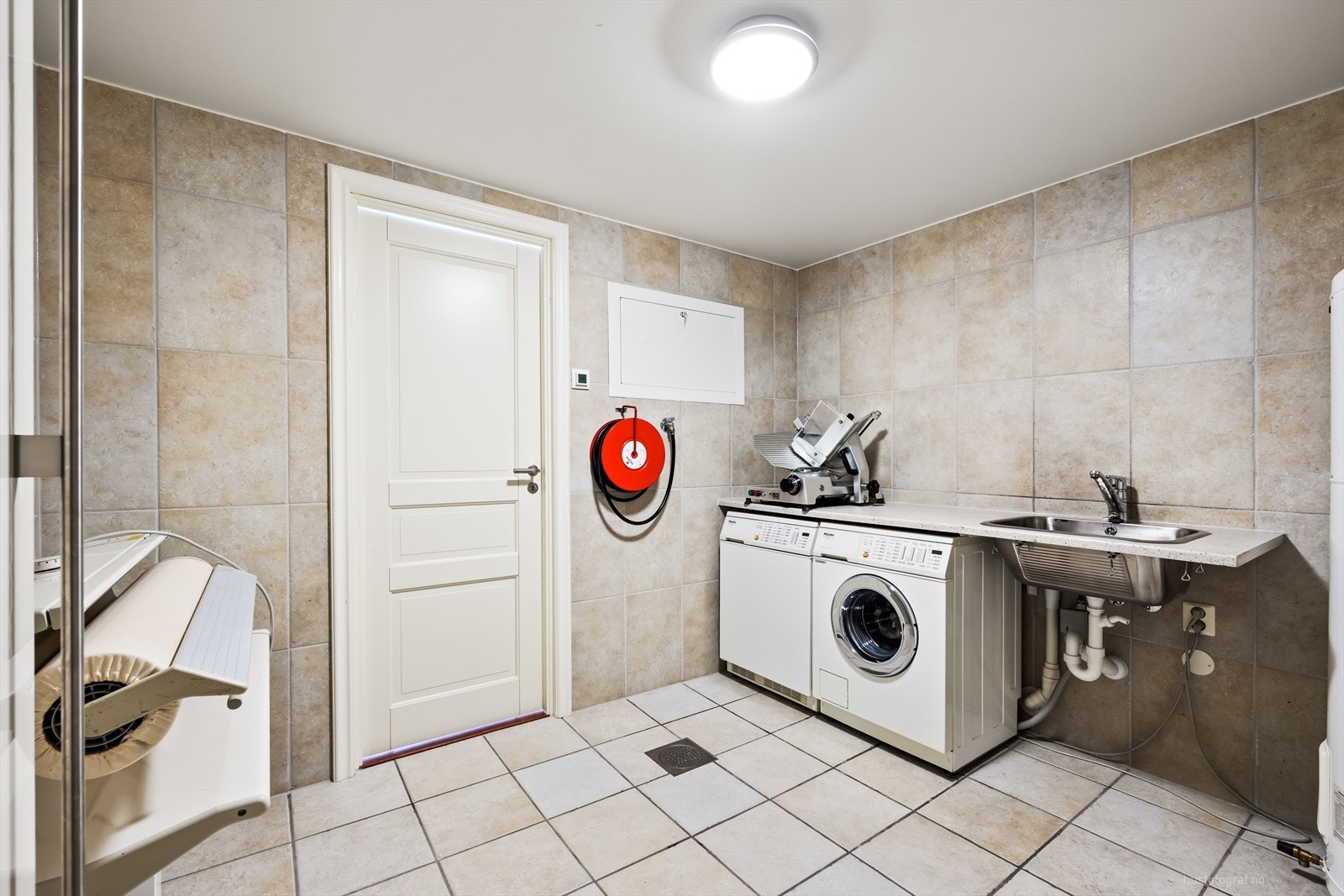 Separat vaskerom med bodplass og praktisk benk med skyllekum Galleribilde