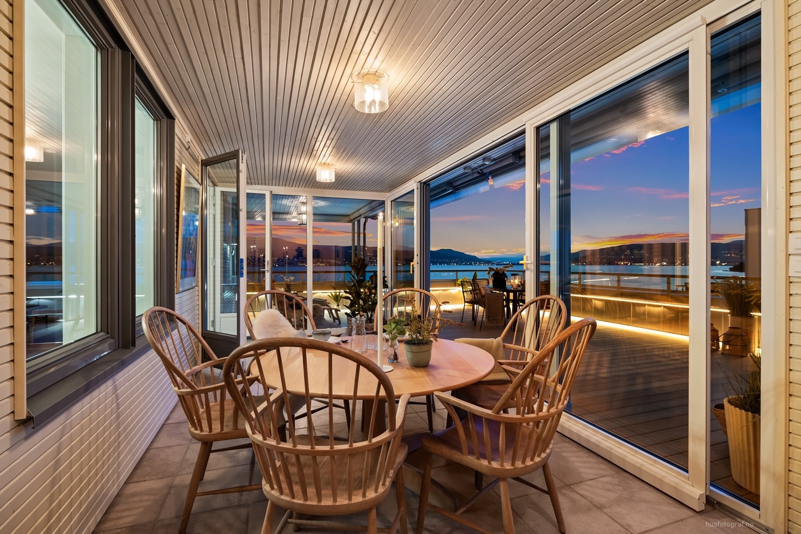 Brede skyvedører som åpner vinterhagen Galleribilde