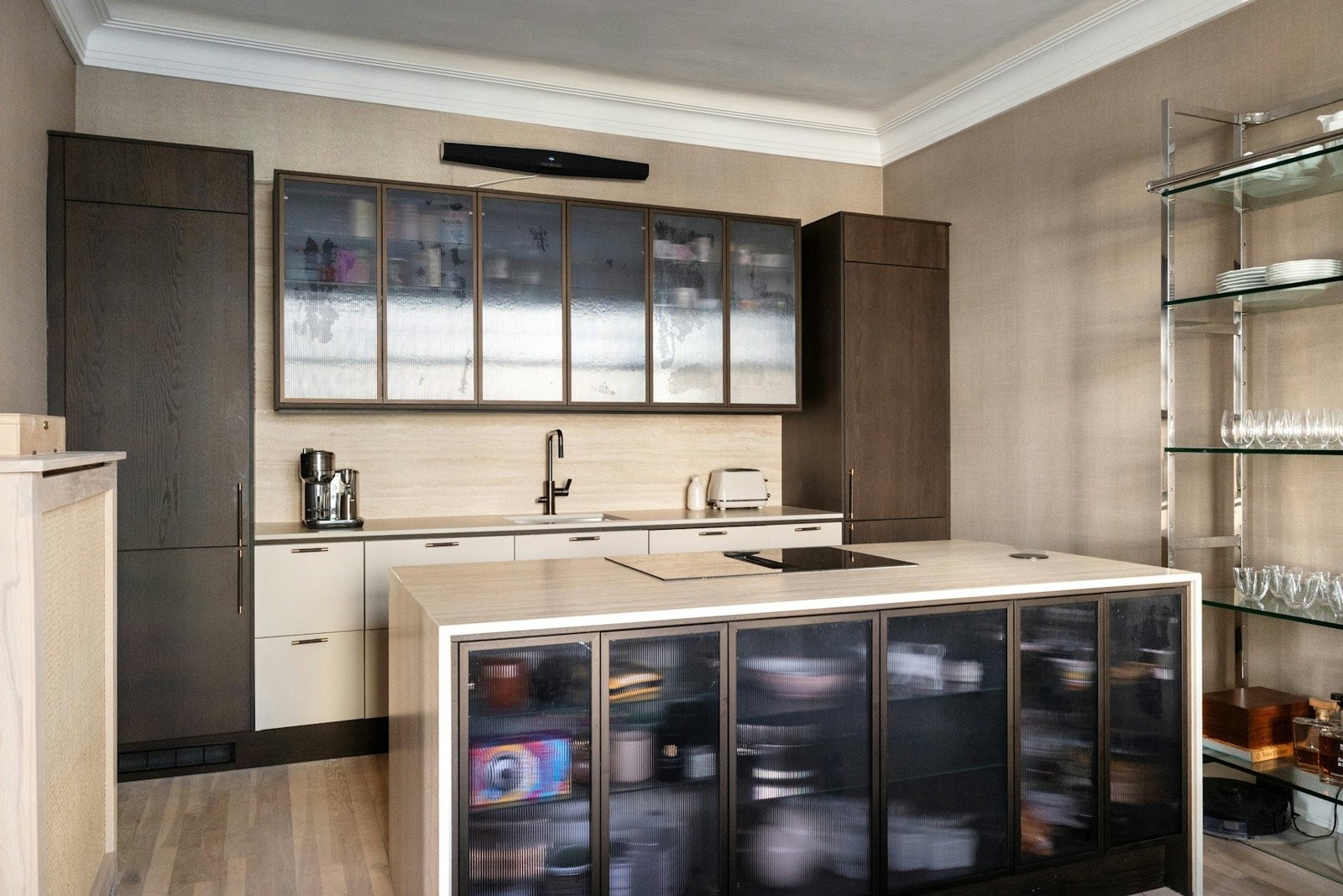 Her er det god arbeidsplass og en stor kjøkkenøy som både fungerer som samlingspunkt og gir ekstra oppbevaring. Galleribilde