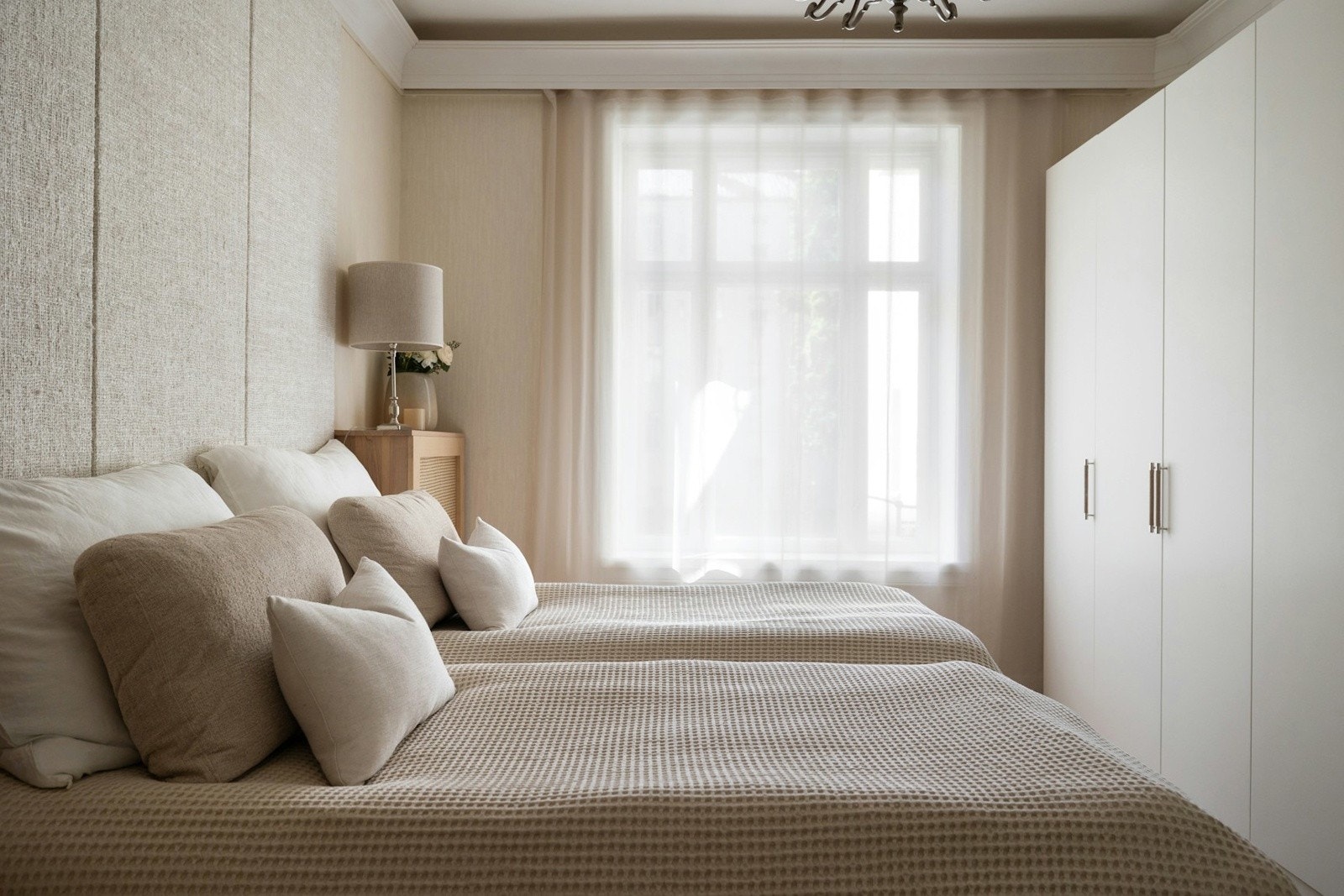 Rommet er innredet med en stor garderobeløsning som gir rikelig med oppbevaringsplass. Galleribilde