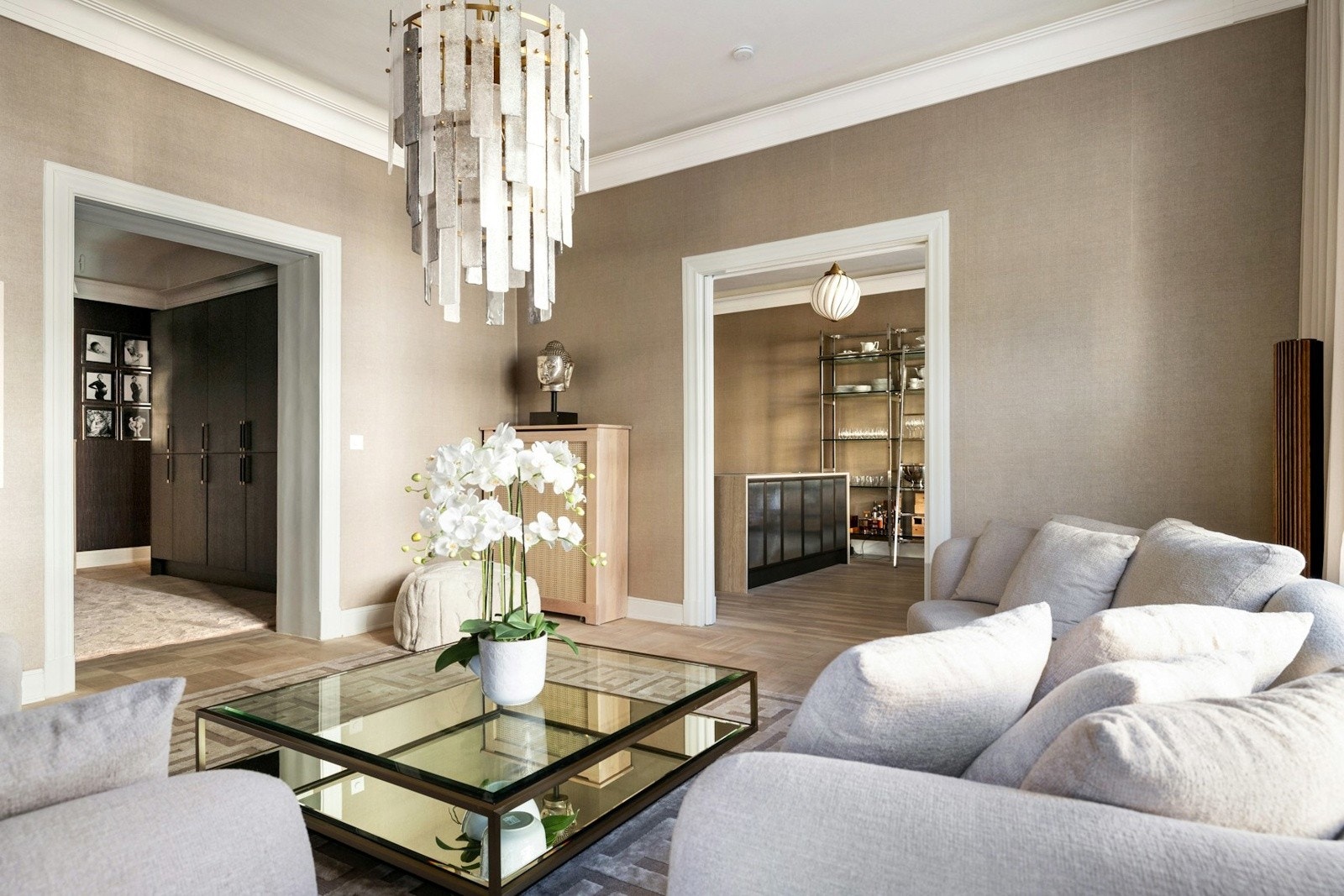 Stuen er et romslig og elegant oppholdsrom med rikelig plass til møblering av både sofagruppe og tilhørende møblement. Galleribilde