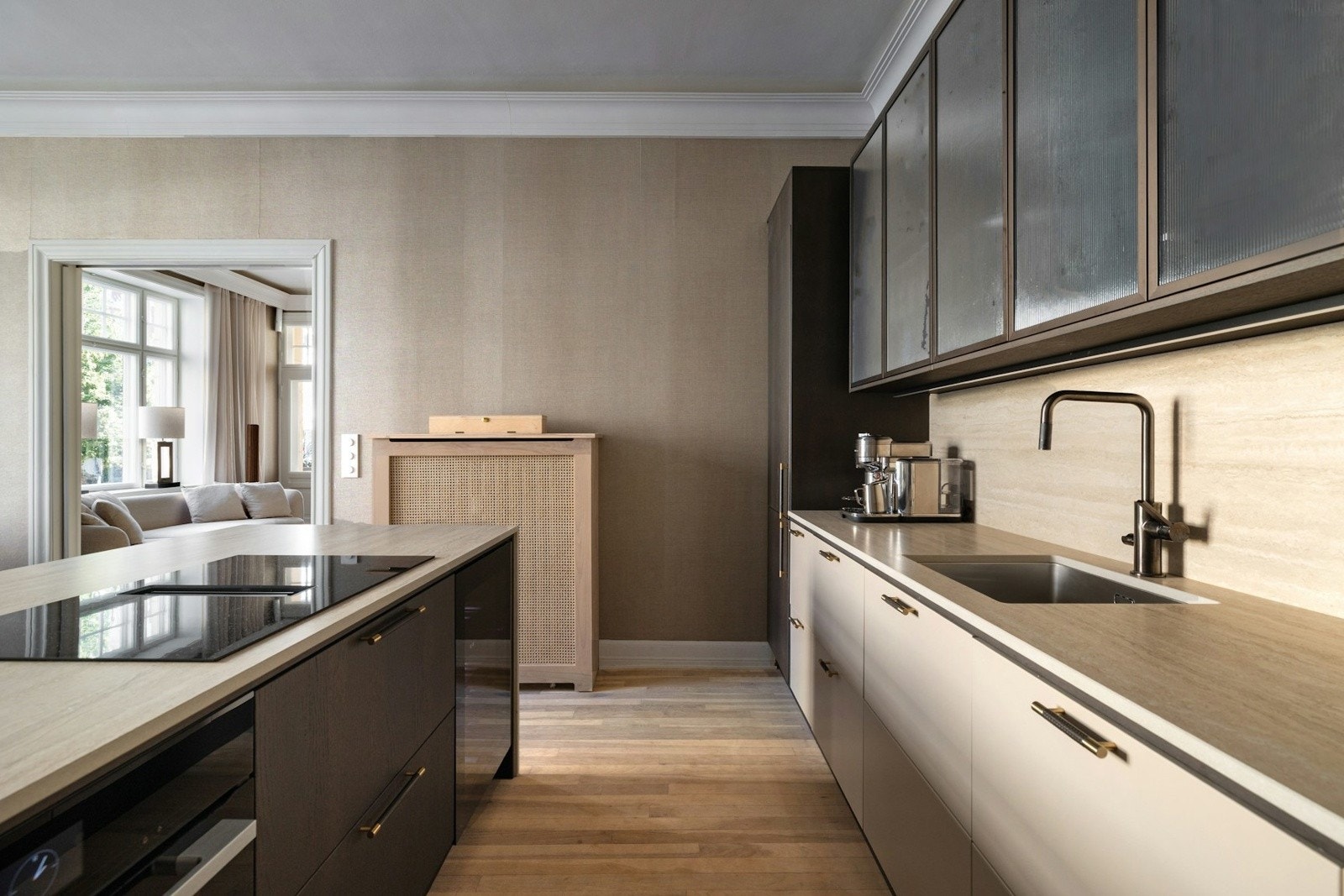 Innredningen er komplett med benkeplate av kompositt, integrerte hvitevarer fra miele som er appstyrt. Galleribilde