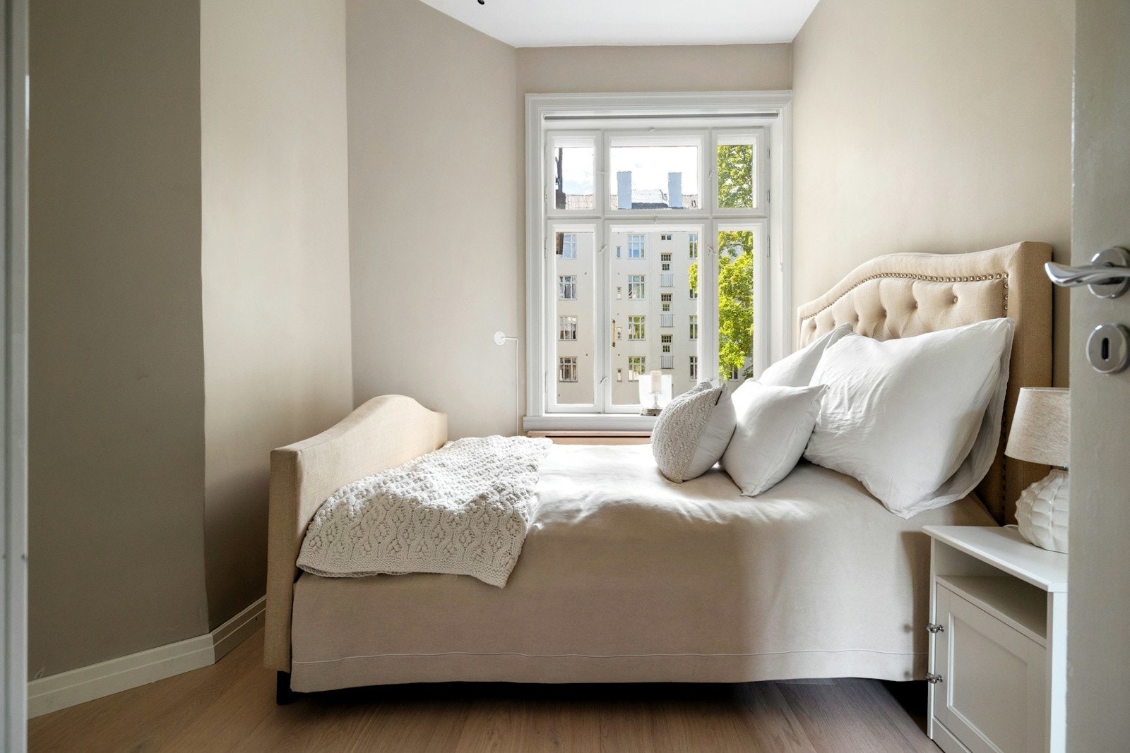 Soverom 2 er et lyst og behagelig soverom med god plass til seng og nattbord. Rommet har store vindusflater som slipper inn naturlig lys. Galleribilde