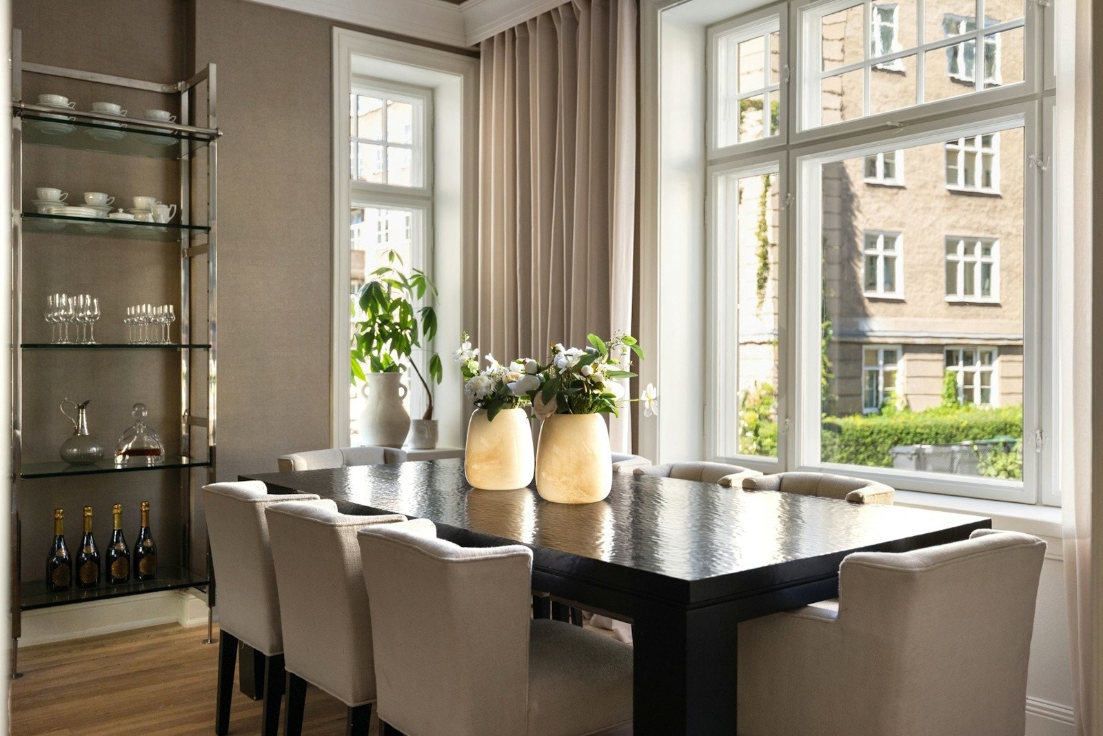 Kjøkkenet har god plass til et stort spisebord ved vinduet, hvor de store flatene slipper inn rikelig med naturlig lys og gir en lys, luftig og innbydende atmosfære. Galleribilde