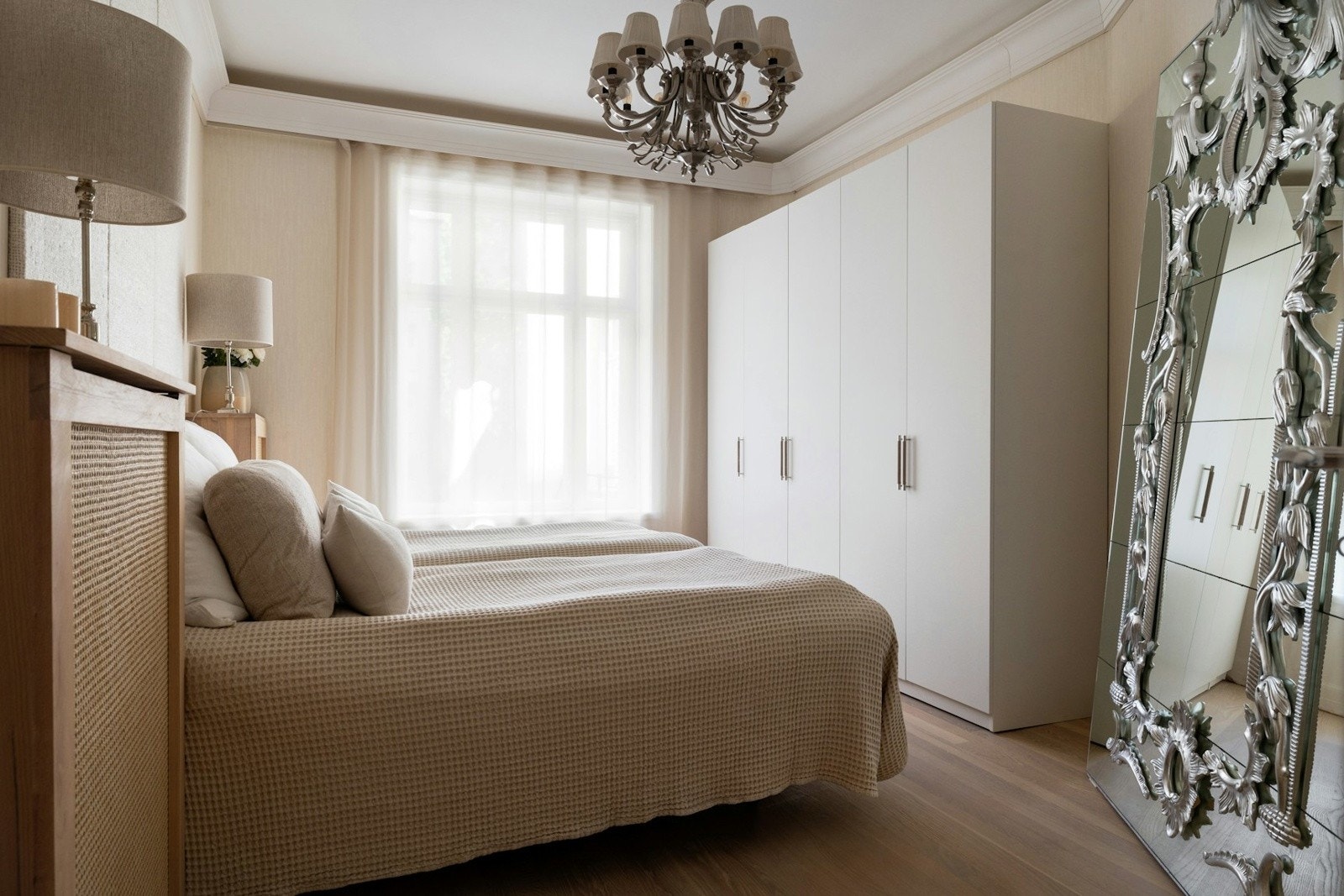 Hovedsoverommet er av god størrelse med plass til en dobbeltseng og tilhørende nattbord. Galleribilde