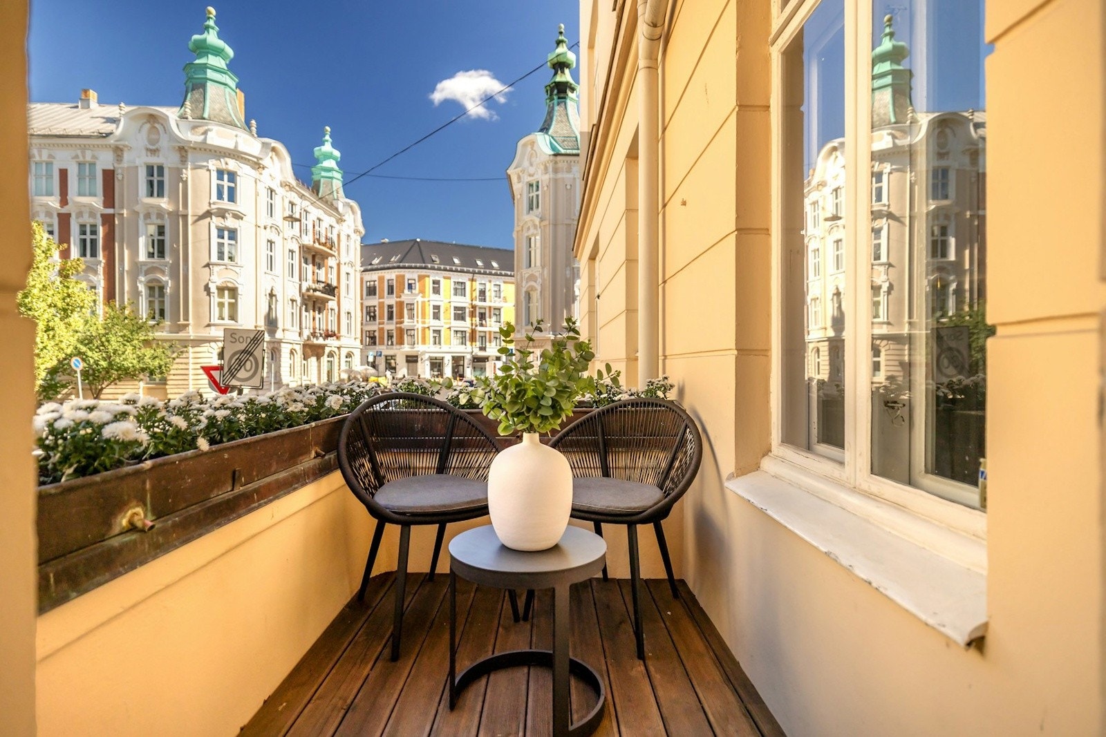 Her har vi gleden av å presentere en moderne og betydelig påkostet leilighet beliggende i en særegen bygård med klassisk arkitektur, midt i et av Frogner sine mest populære områder. Galleribilde