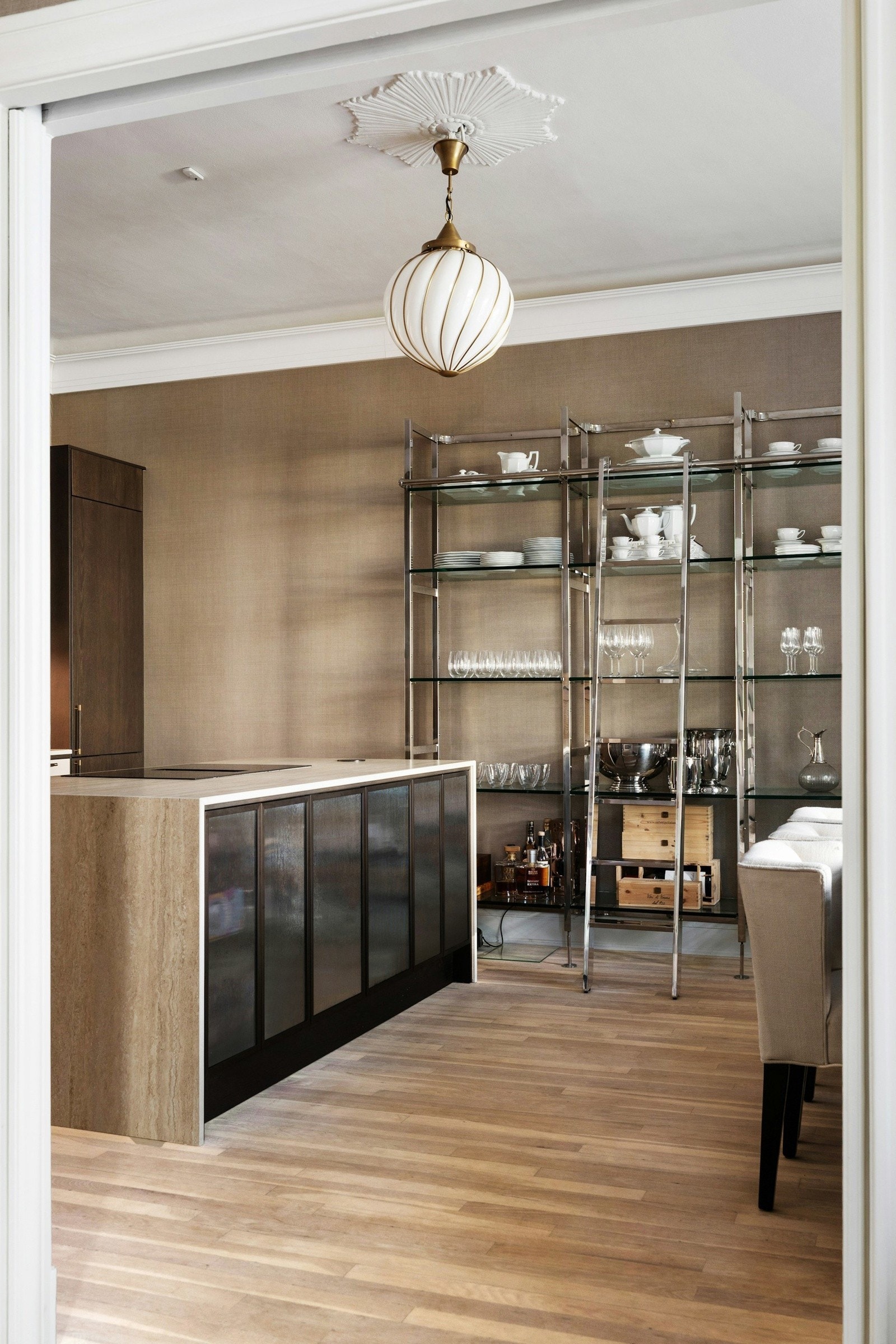 Kjøkkenet er fra 2025 og fremstår som moderne, stilrent og funksjonelt med delikate fargevalg og gjennomførte materialvalg. Galleribilde