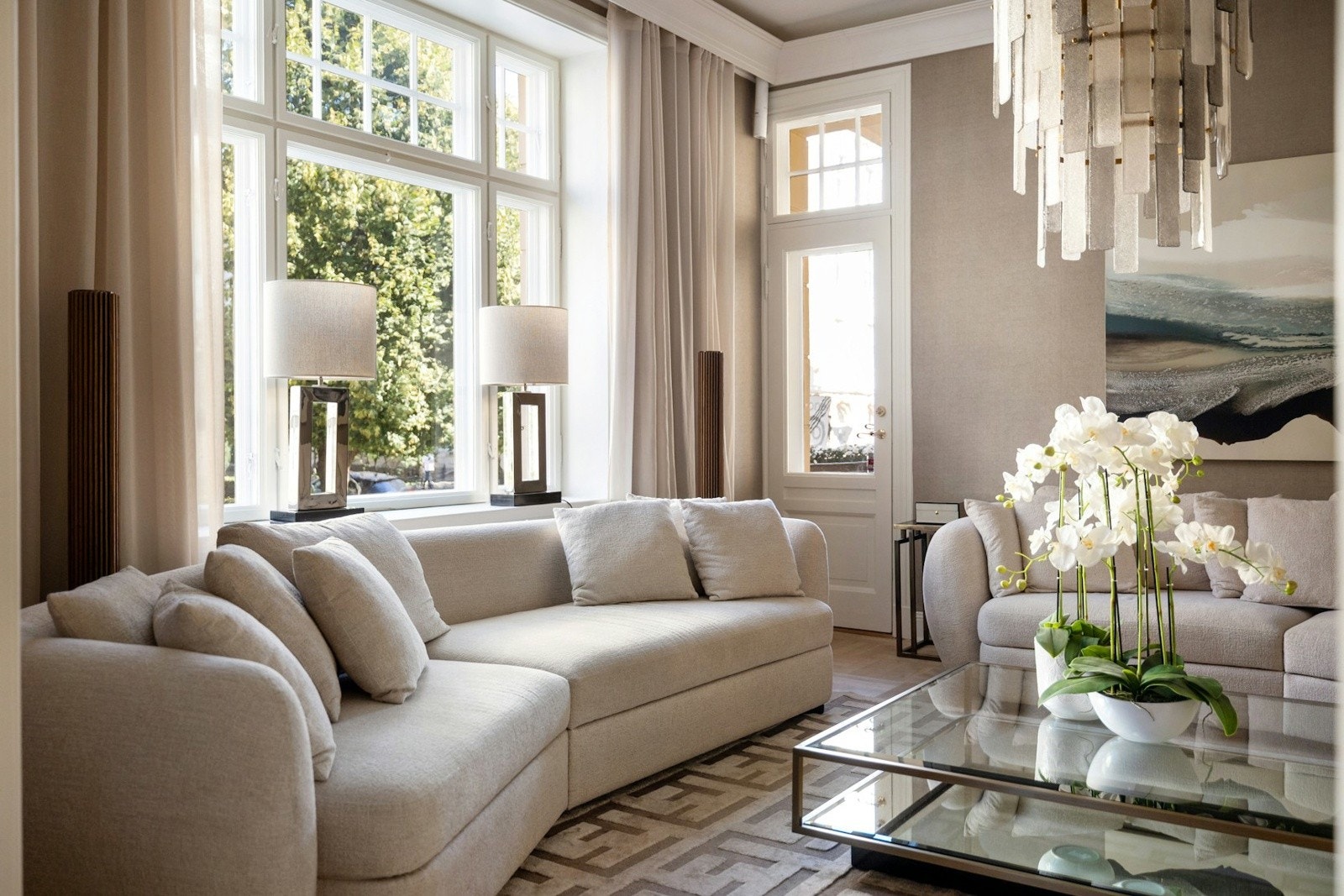 Leiligheten kombinerer tidløse, originale detaljer med moderne oppgraderinger som gir et eksklusivt preg. Galleribilde