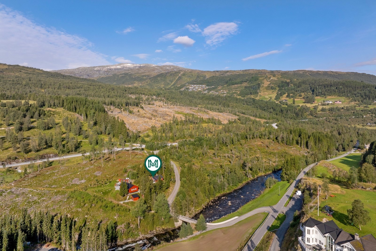 Hytta har ein fin beliggenheit i Sogndalsdalen nærme Hodlekve og Dalavatnet. Galleribilde