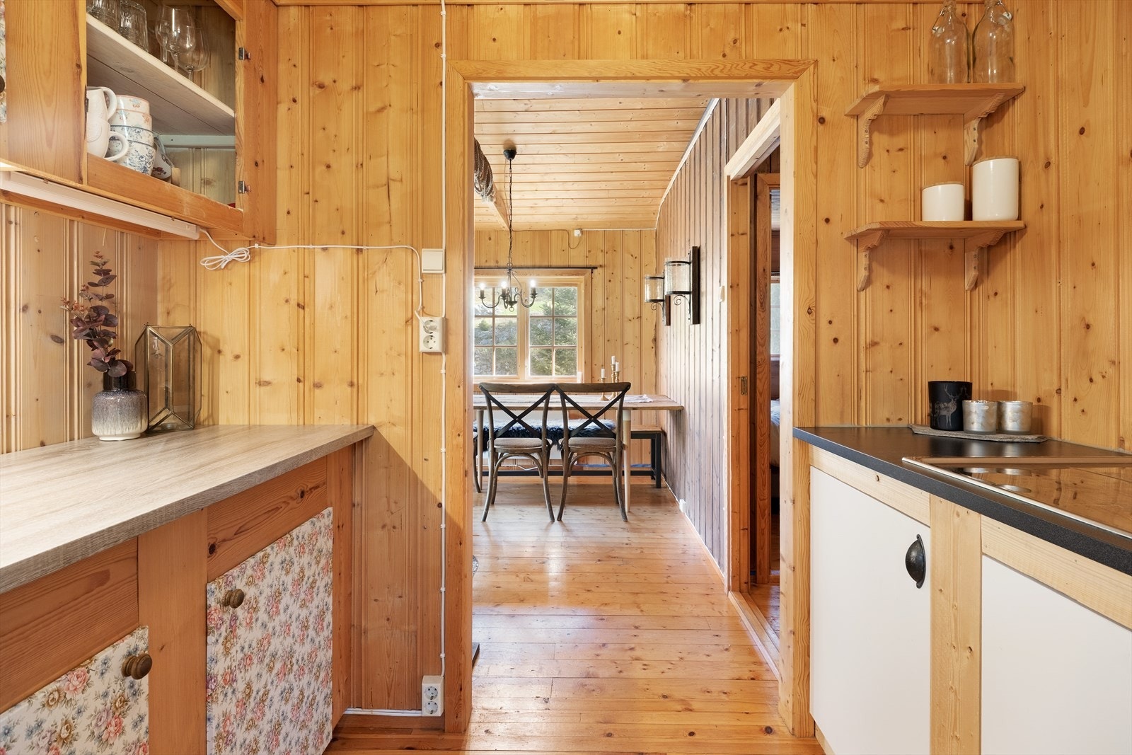 Vasstilførsel til servant er frå vasstank montert i underskåp på toalettrommet.
Avlaup frå servant er gjennom bjelkelag og vidare ut til terreng. Vasstilførsel kjem frå elektrisk pumpe. Galleribilde