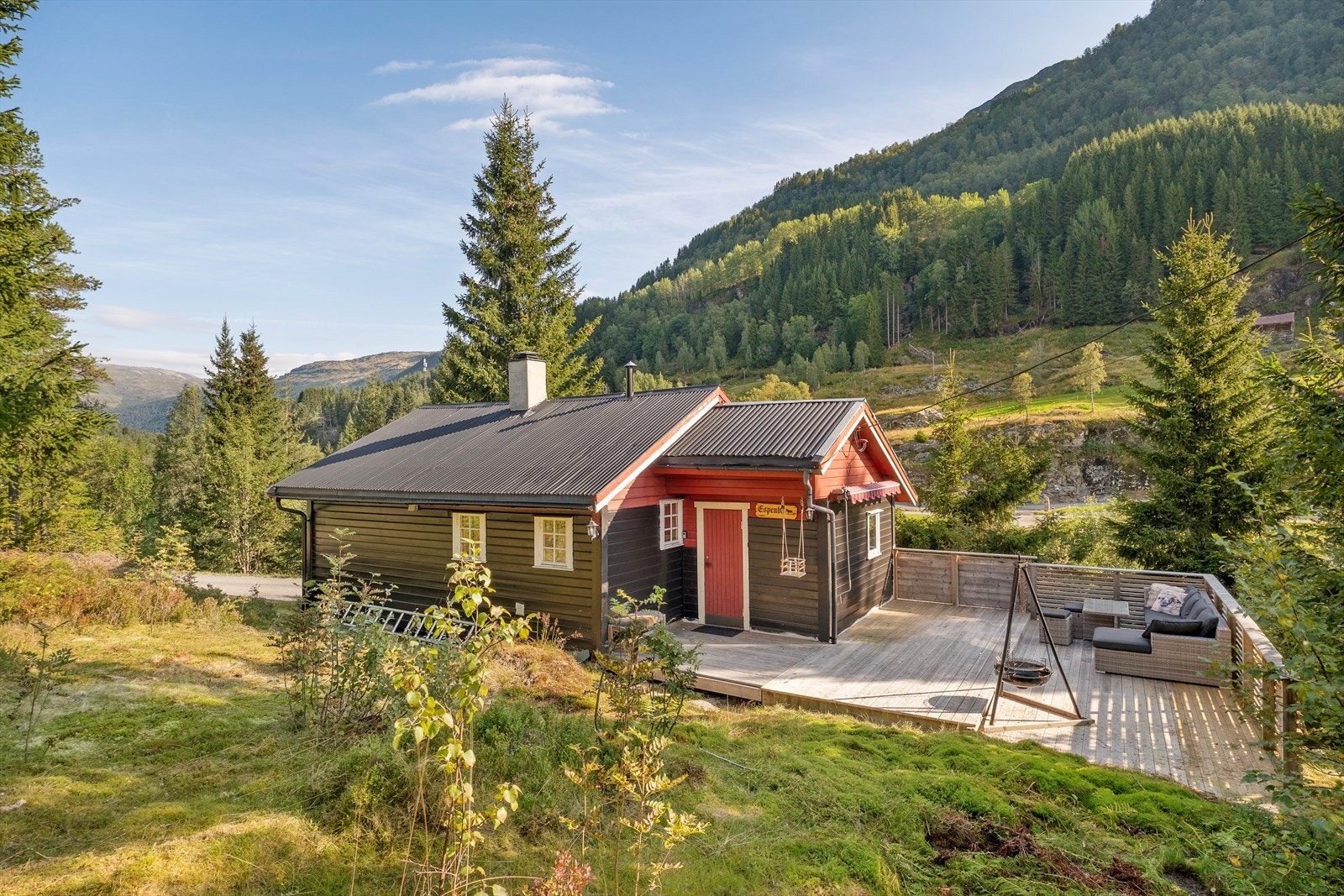 Hytta er bygd i enkel standard utan innlagt vatn og avløp. Galleribilde