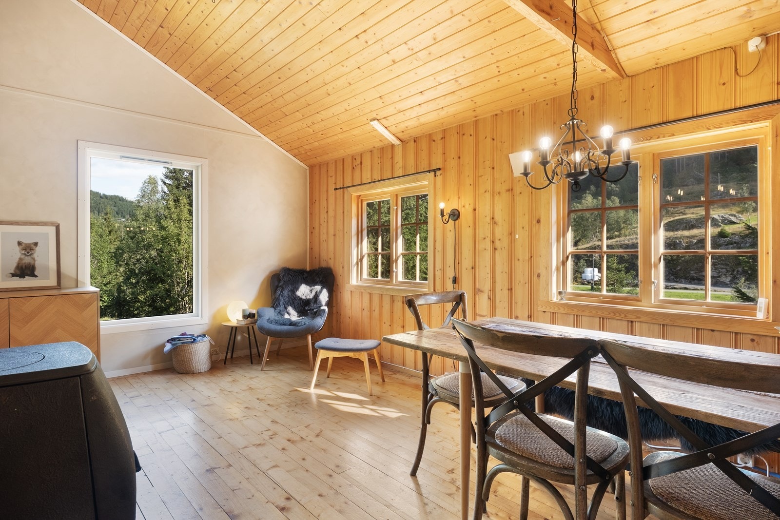 Stova har ei fin utforming og kan lett innreiast med både sitte- og etegruppe. Galleribilde