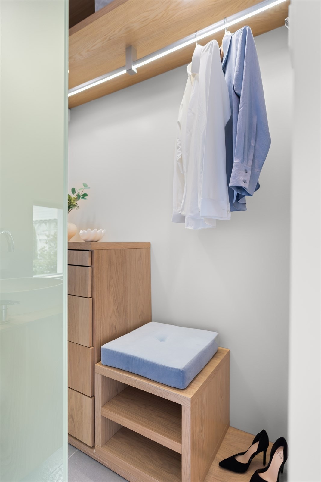 Lys og praktisk walk-in garderobe med moderne design. Galleribilde