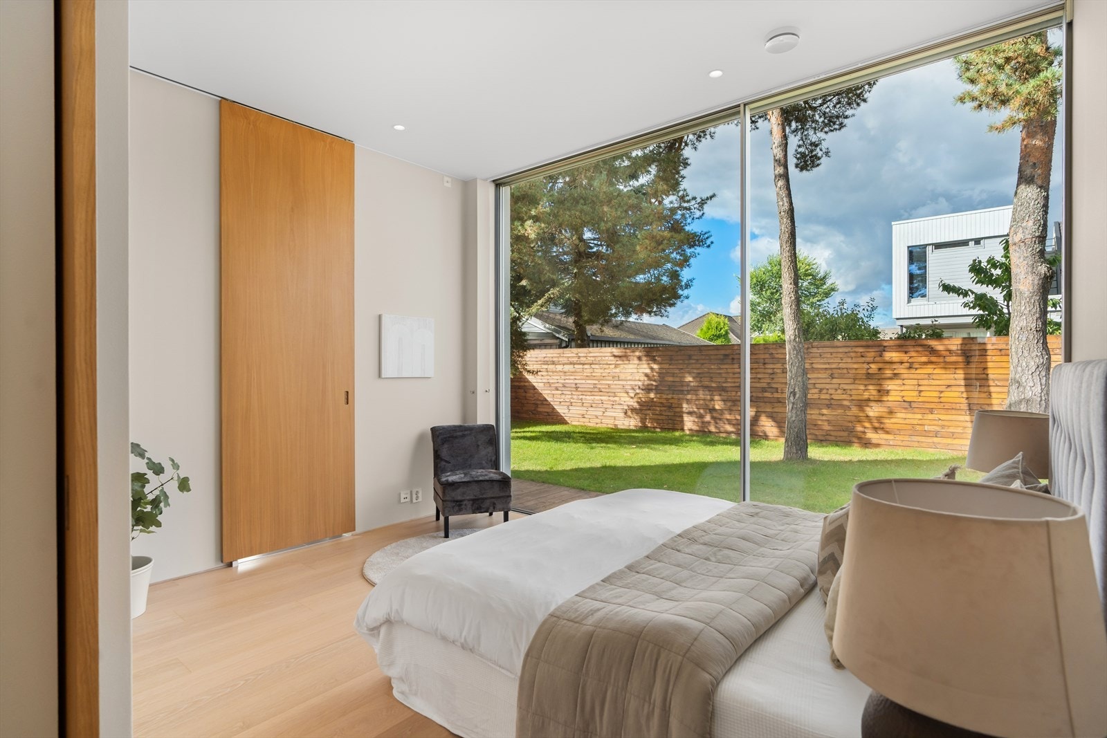 Boligen har fire romslige soverom - alle med eget bad og walk-in garderobe. Galleribilde