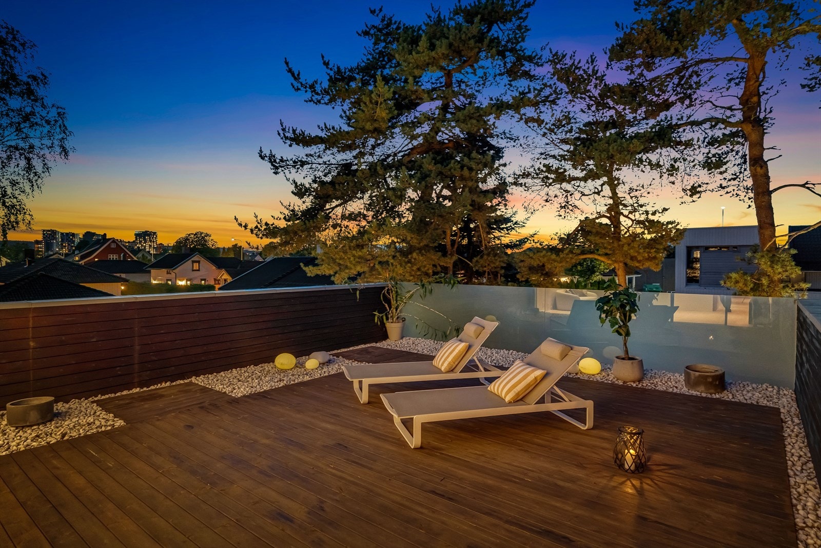 Stuen åpner seg opp mot en stor og solrik takterrasse. Galleribilde