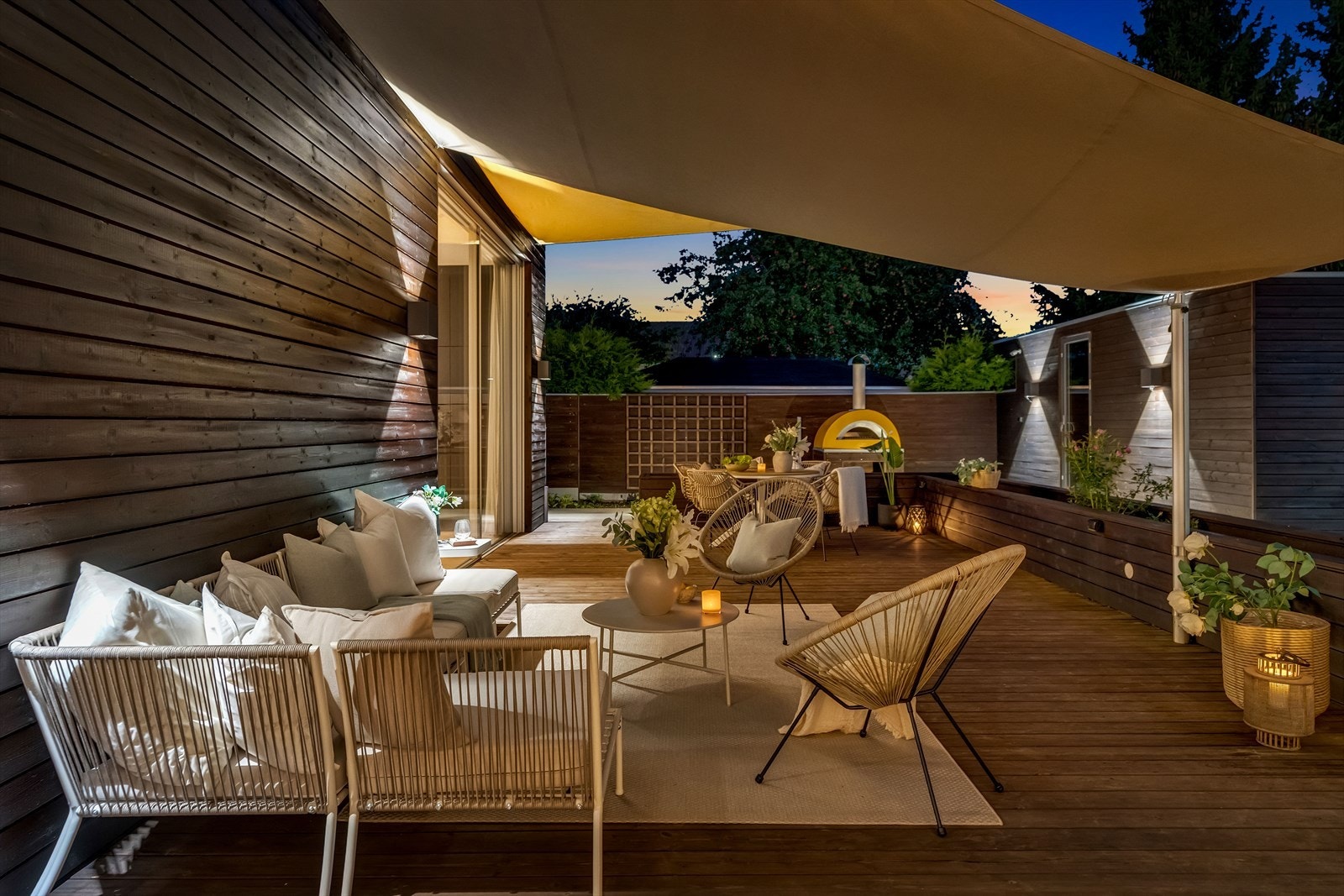 Perfekt for både festlige måltider, avslapning og sosiale sammenkomster under åpen himmel. Galleribilde