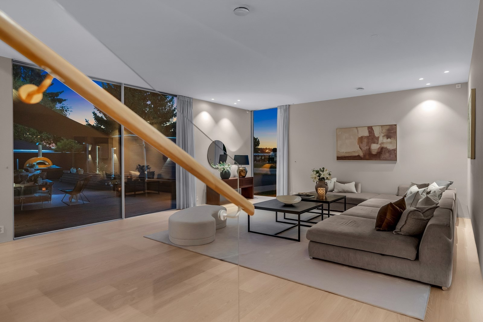 Stuen byr på en åpen og innbydende atmosfære, med god takhøyde og naturlig lysinnslipp. Her får du mange muligheter til å innrede etter egen stil! Galleribilde