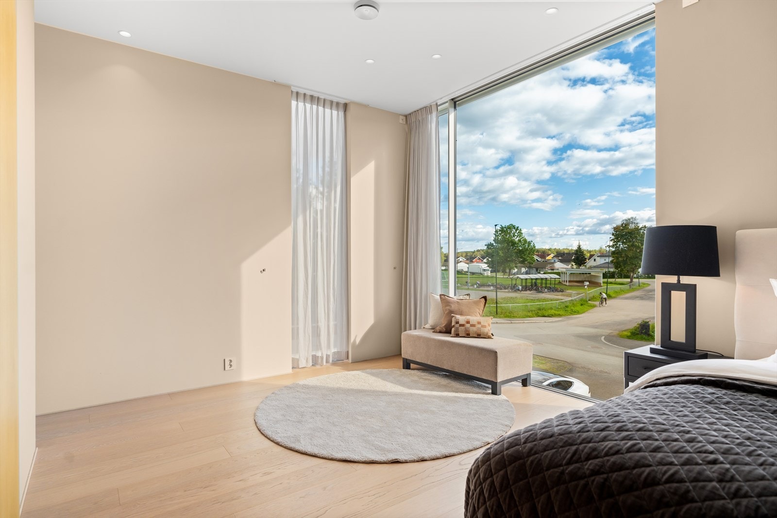 Store vindusflater slipper inn rikelig med dagslys og gir rommet en luftig atmosfære, med direkte tilgang videre til både bad og walk-in garderobe. Galleribilde