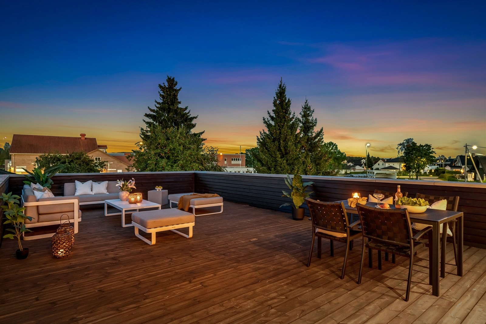 Takterrassen byr på rause flater med god plass til både spisegruppe, loungemøbler, grill og beplantning. Galleribilde