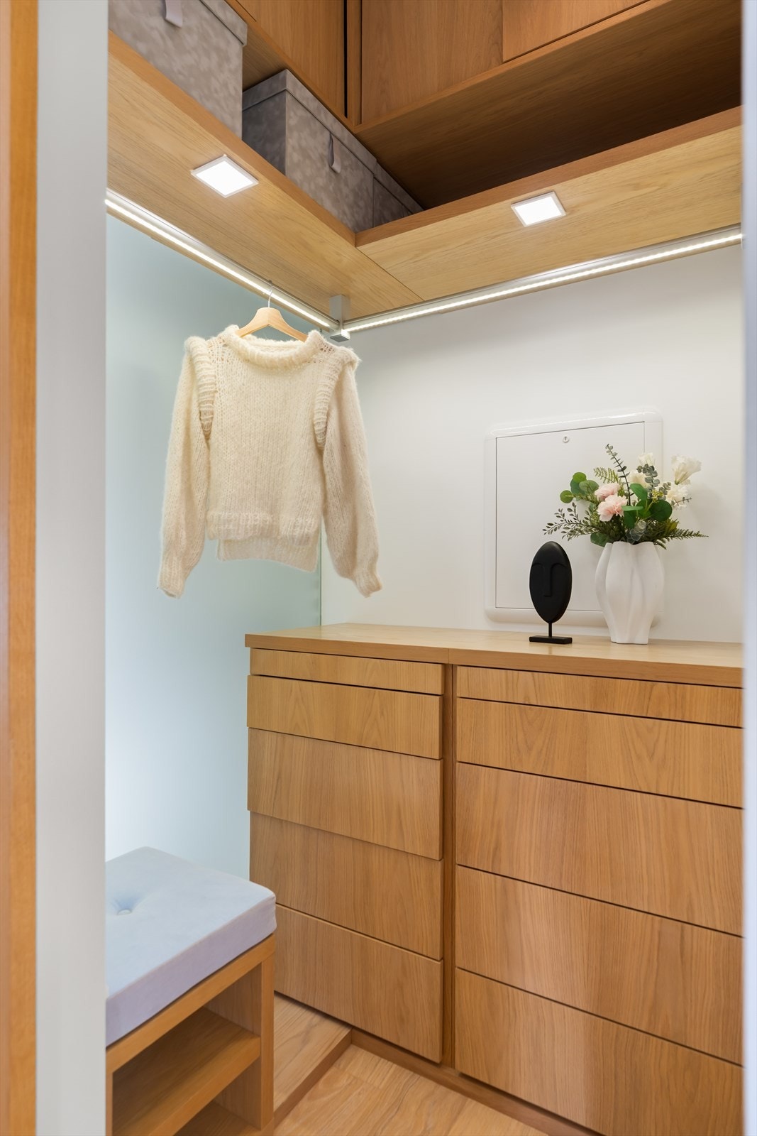 En elegant walk-in garderobe med gjennomført design. Galleribilde