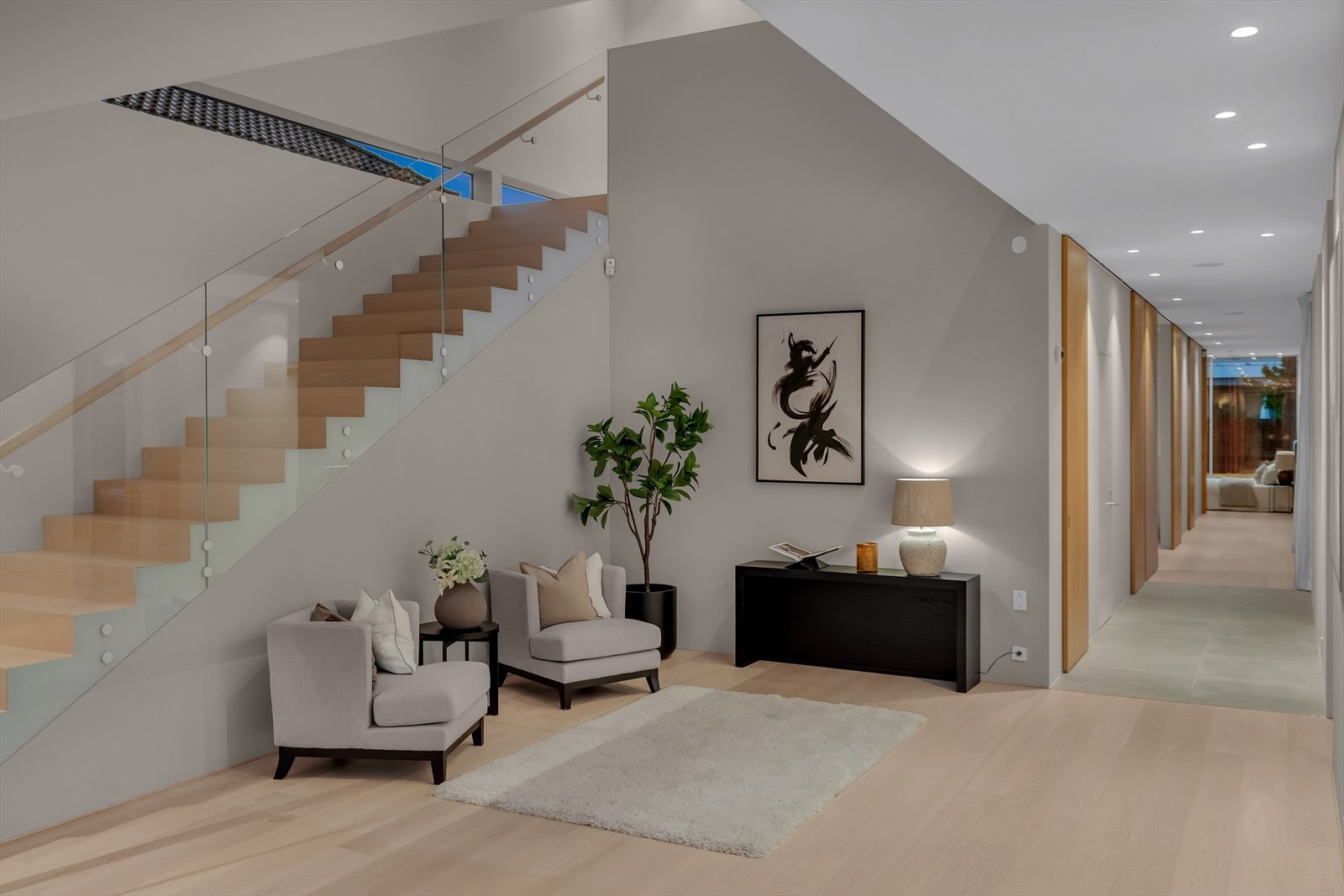 Elegant lounge-sone i hjertet av boligen. Galleribilde