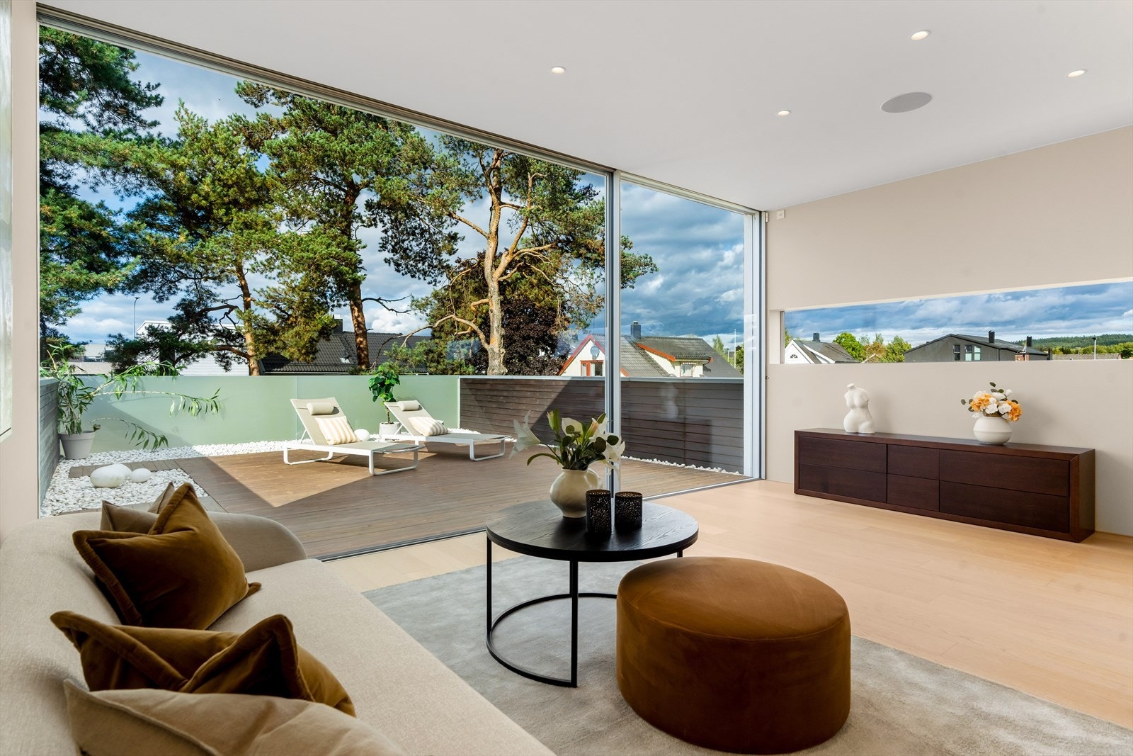 Et rom med en behagelig atmosfære - perfekt for ro, lesing eller uformelle samlinger. Galleribilde