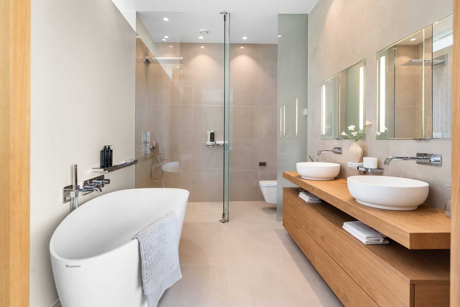 Et bad som oser av velvære - her får du hotellfølelsen hjemme, med komfort og ro i hverdagen. Galleribilde