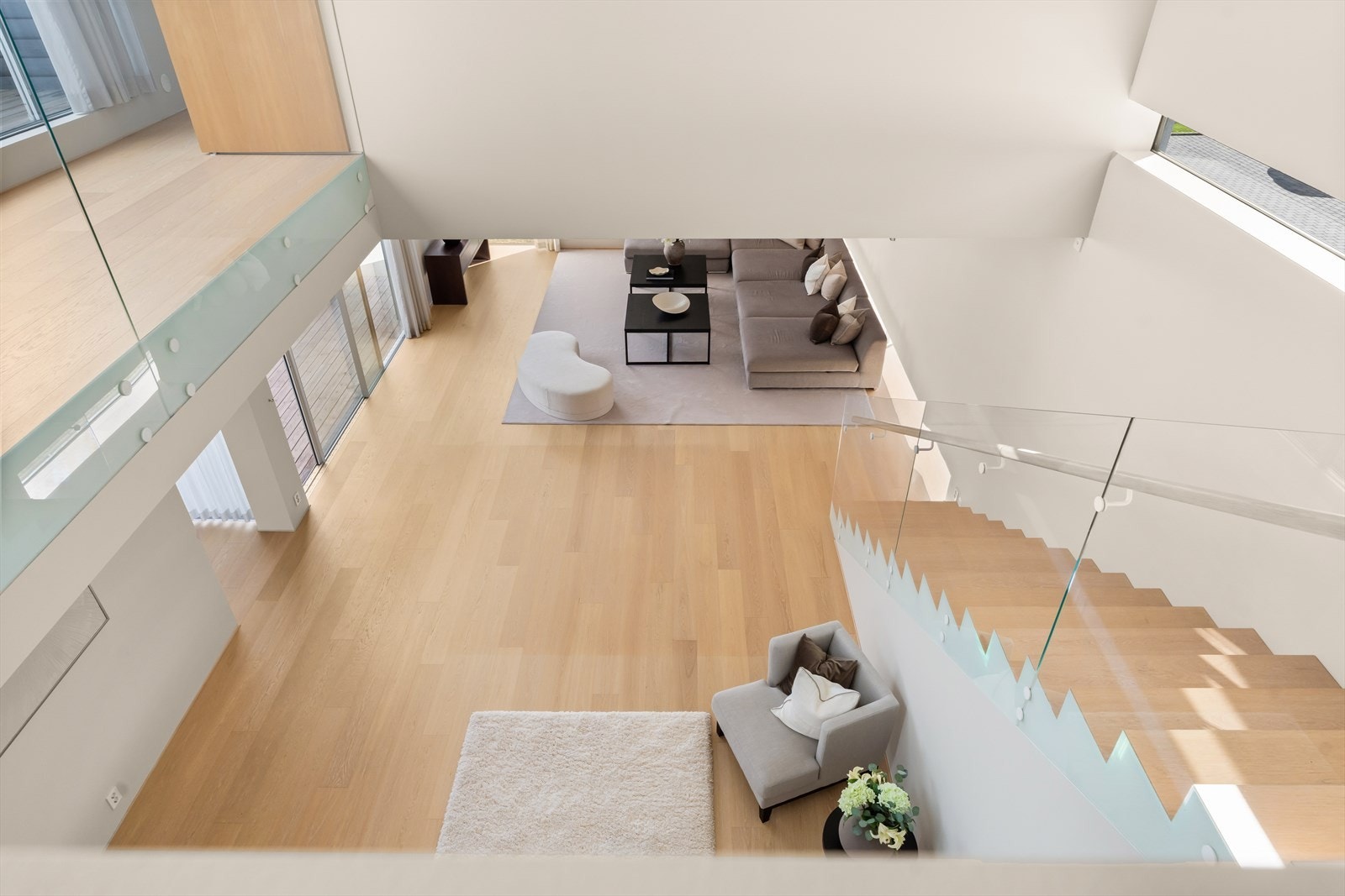 Her får du visuell kontakt mellom etasjene og et gjennomført, moderne design! Galleribilde