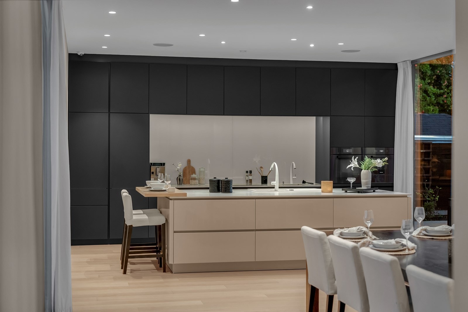 Boligens kjøkken er moderne, stilrent og elegant. Galleribilde