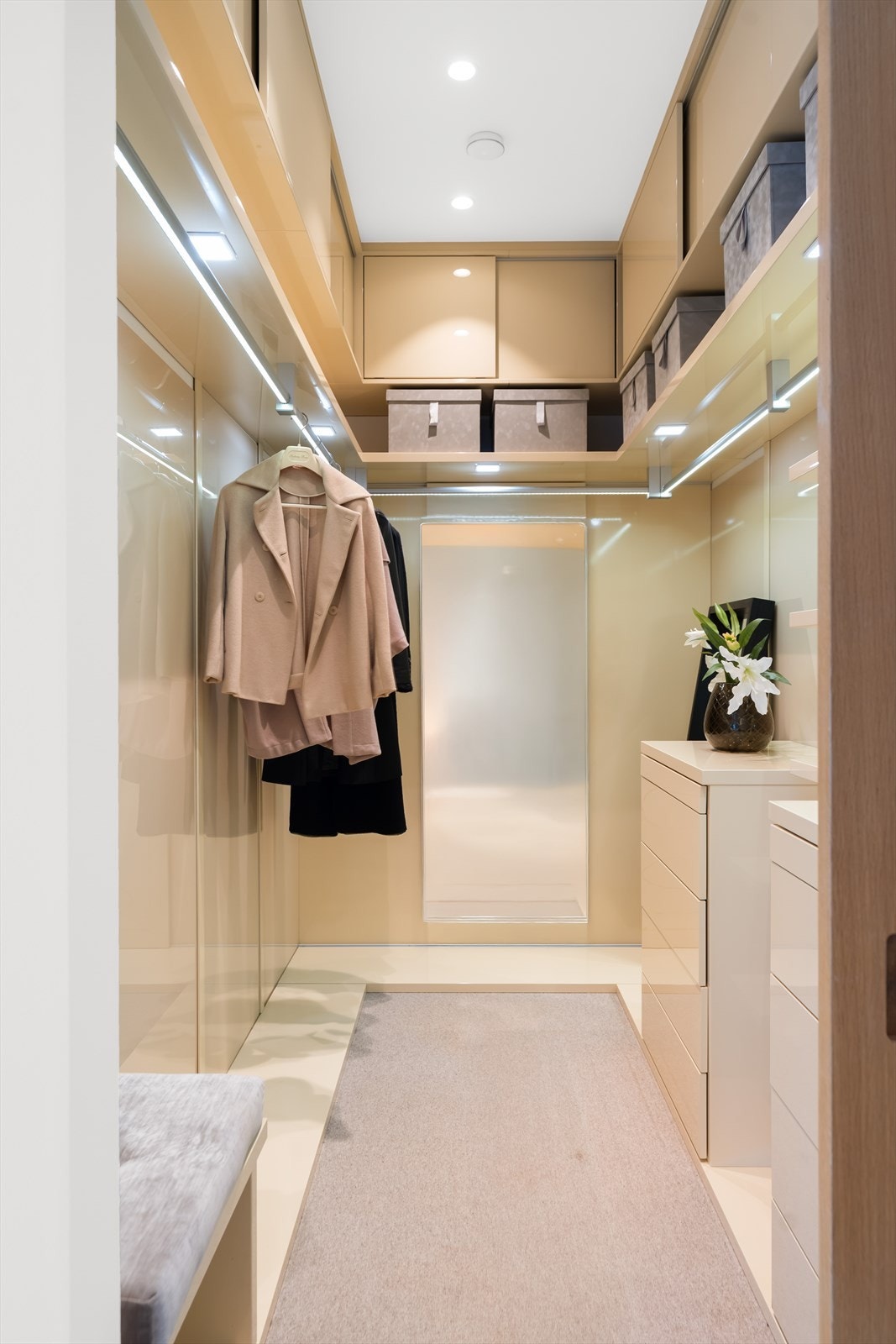 En stilren garderobeløsning med god plass til å henge fra seg yttertøy, sko og tilbehør - perfekt plassert i tilknytning til entreen for både funksjon og flyt i hverdagen. Galleribilde