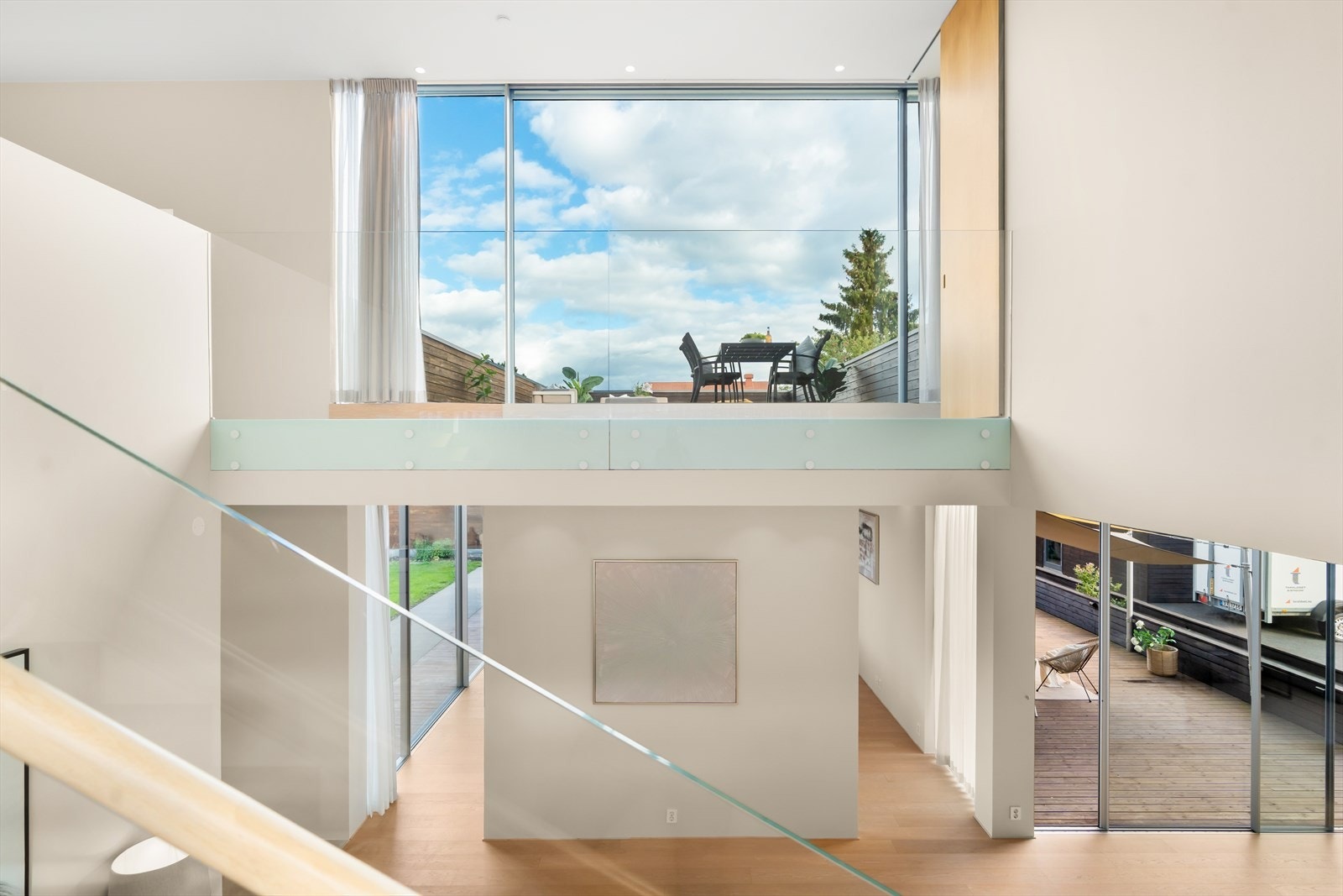 Store vinduer følger deg opp trappen og bader området i naturlig lys. Galleribilde