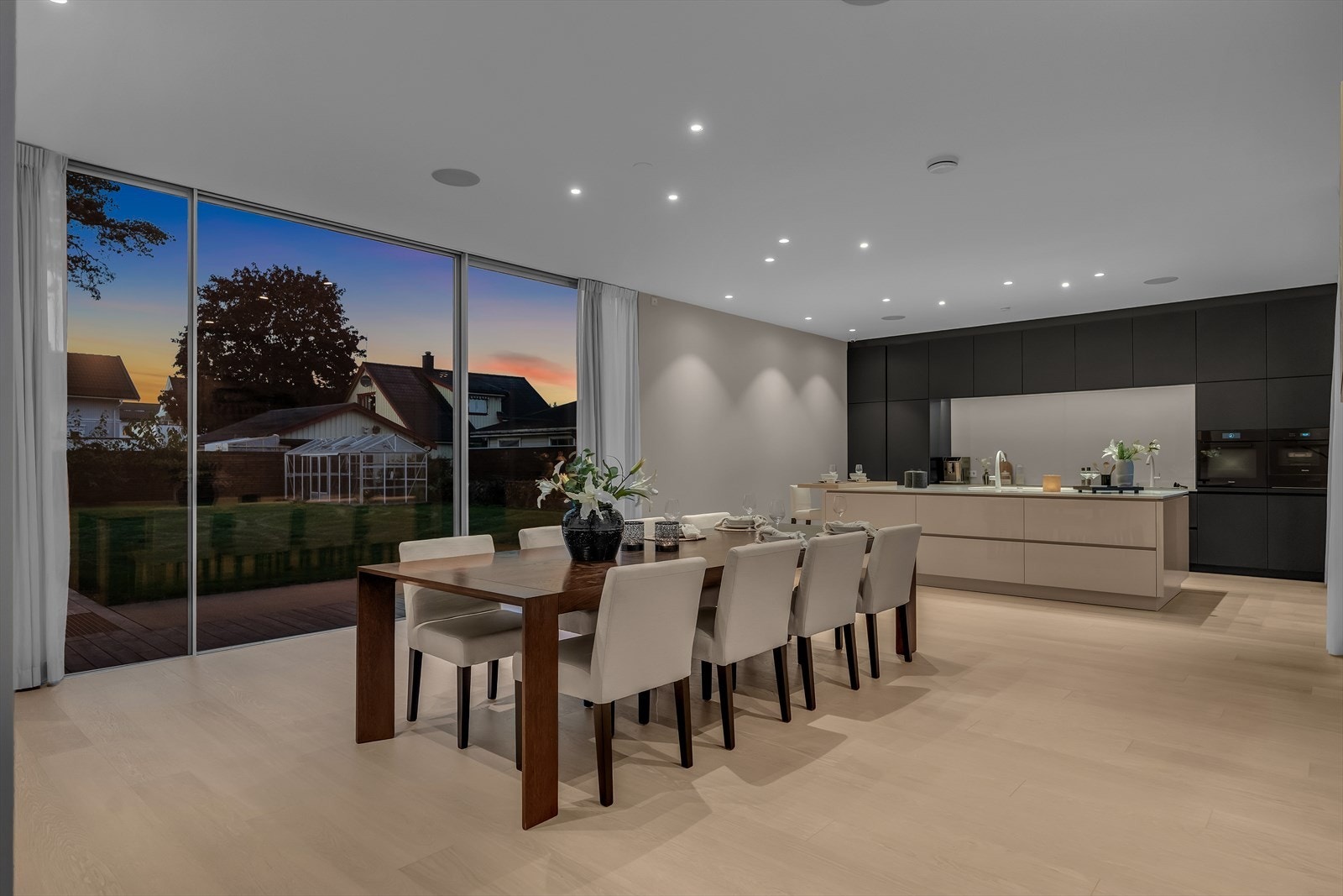 Kjøkkenet imponerer med sitt stilrene design, eksklusive overflater og gjennomført eleganse. Galleribilde