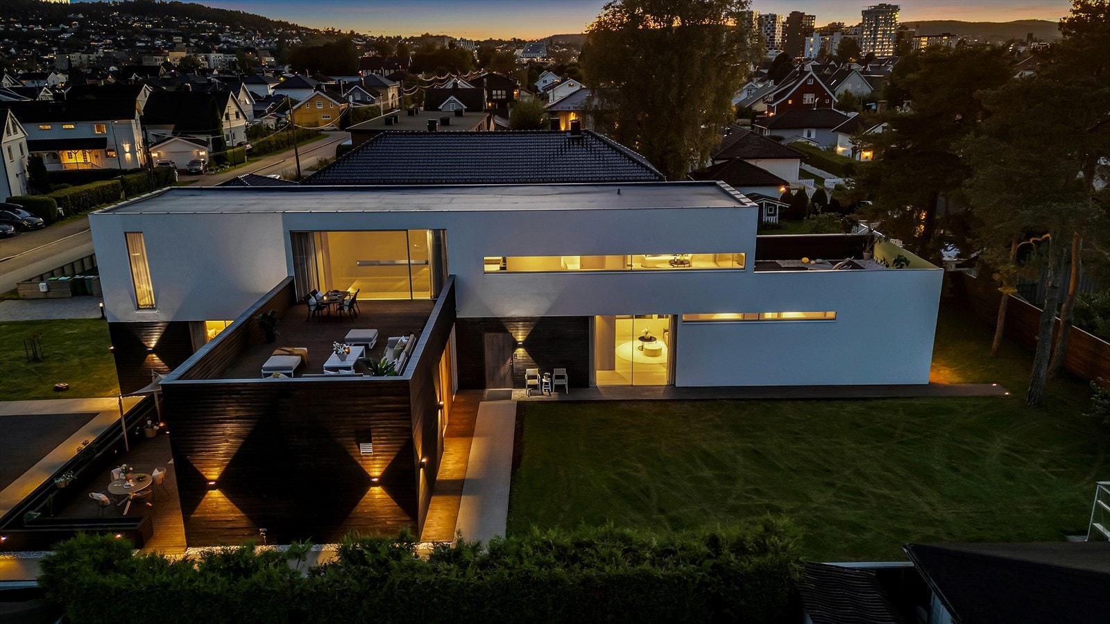 Store vindusflater slipper inn naturlig lys og skaper en luftig atmosfære, mens den gjennomførte fasaden i kontrastfarger gir et eksklusivt uttrykk. Beliggende i et rolig og attraktivt boligområde - her får du både komfort og kvalitet i hver kvadratmeter. Galleribilde