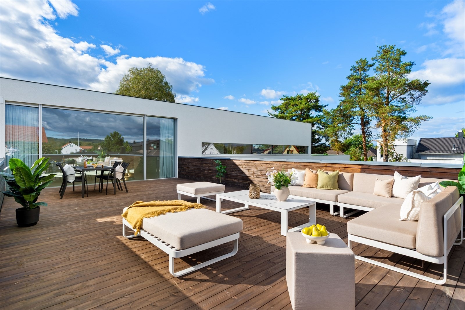 Boligen byr på to store og solrike takterrasser i 2. etasje. Galleribilde