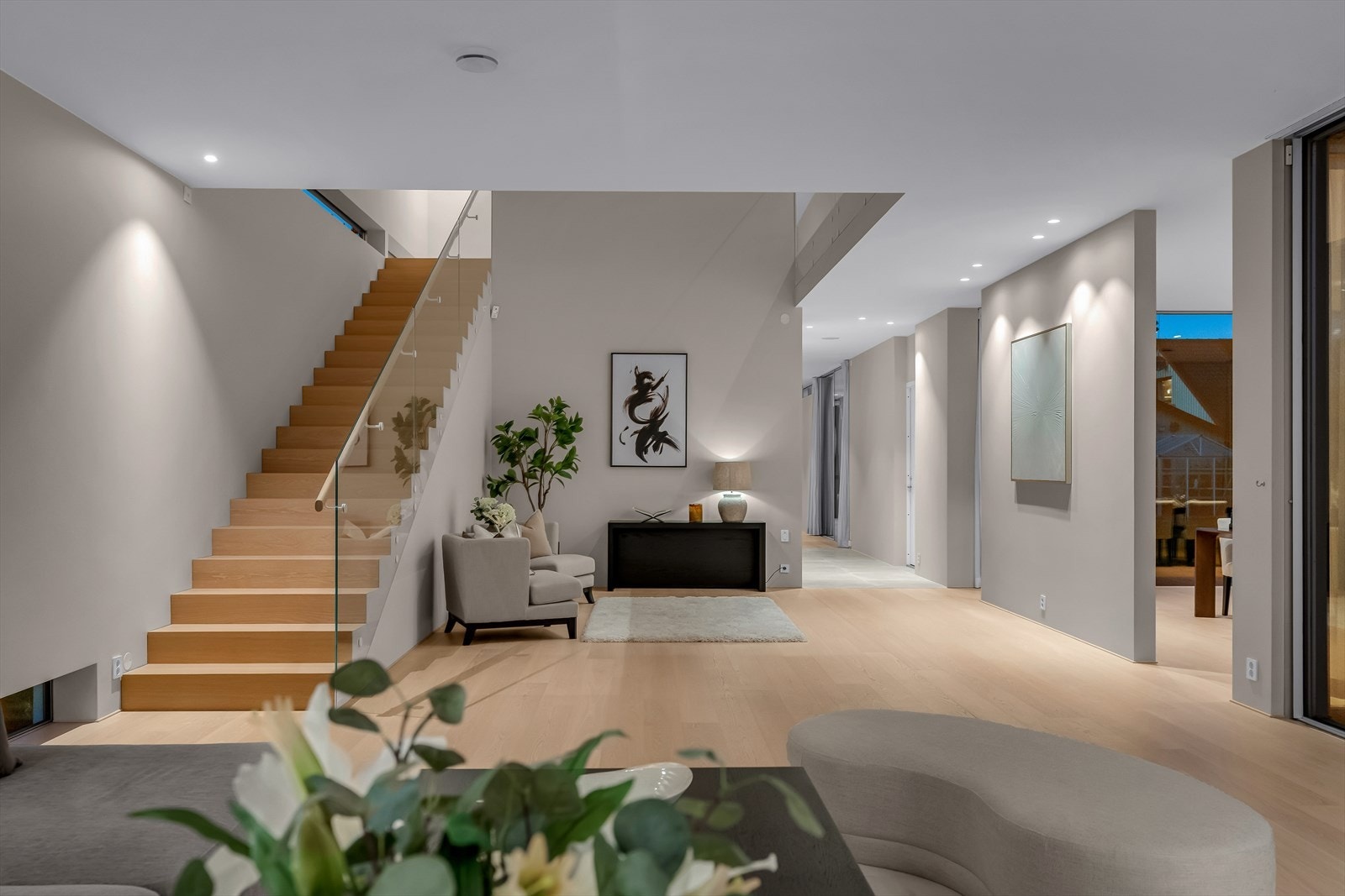 Fra oppholdsrommet ledes du videre til entre, gang, soverom, vaskerom, toalettrom og en romslig walk-in-garderobe - alle med samme gjennomførte stil og kvalitet. Galleribilde