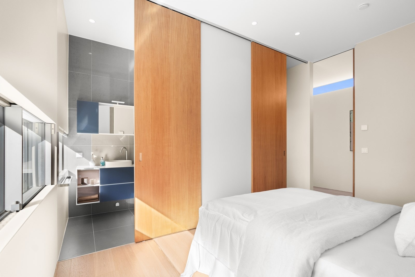 Rommet har innbydende lysinnslipp som skaper en behagelig og avslappende atmosfære. Galleribilde