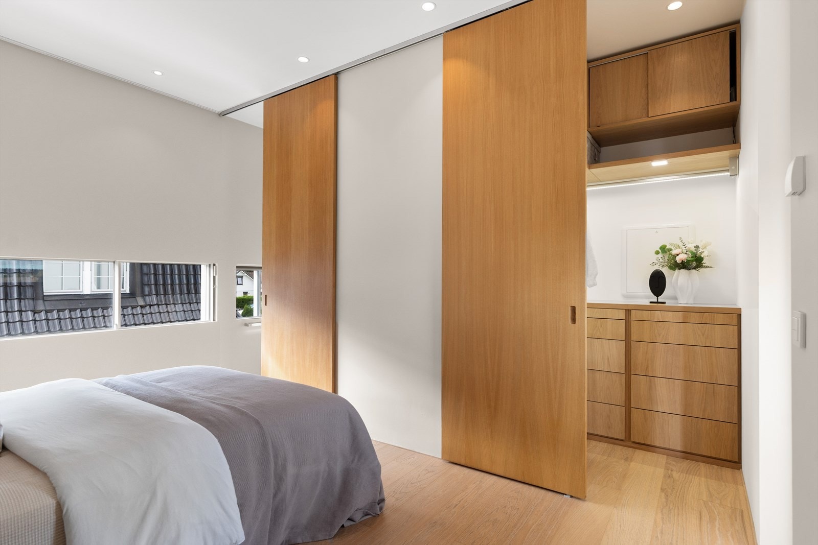 Store vindusflater fyller rommet med rikelig naturlig lys og skaper en lys og åpen atmosfære. Galleribilde