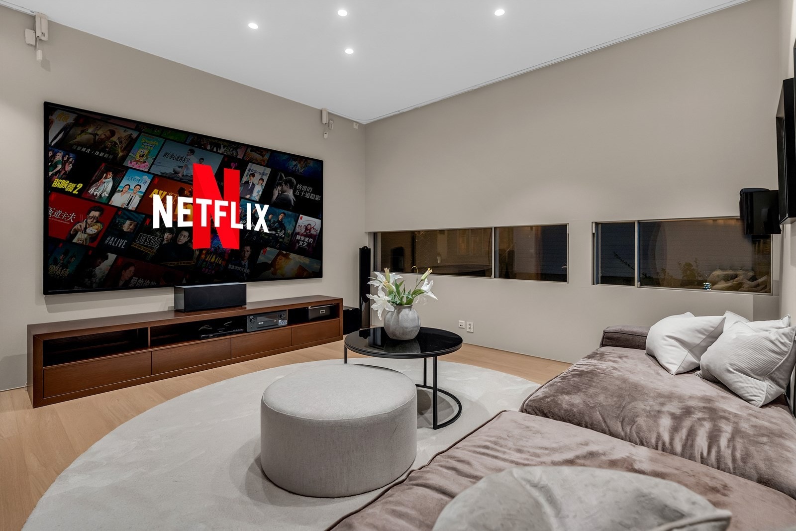 Her får du en moderne og romslig kinorom med god plass til både familie og venner. Her kan du nyte alt fra rolige hverdagskvelder til sosiale sammenkomster - et naturlig samlingspunkt i hjemmet! Galleribilde