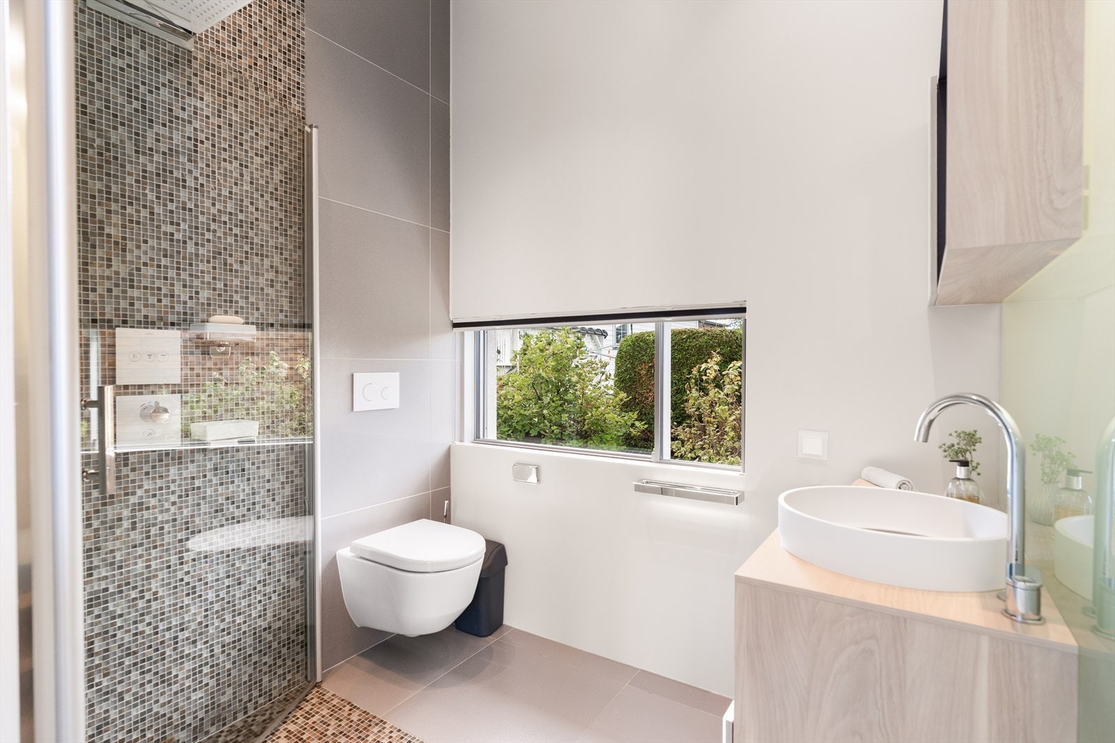 Moderne baderom med stilrene detaljer og tidløse fliser på vegger og gulv. Galleribilde