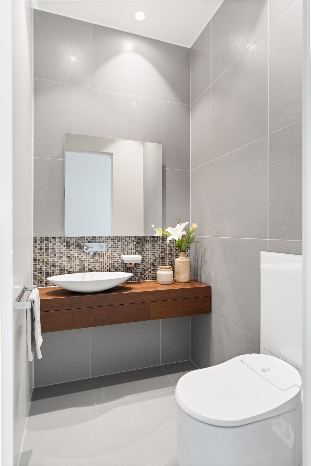 Praktisk gjestetoalett utstyrt med vegghengt toalett og servant. Galleribilde