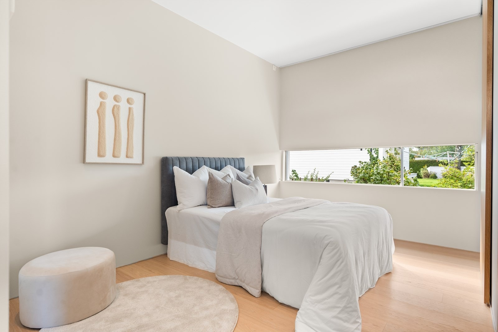 Lyst og luftig soverom med god plass til dobbeltseng og nattbord. Galleribilde